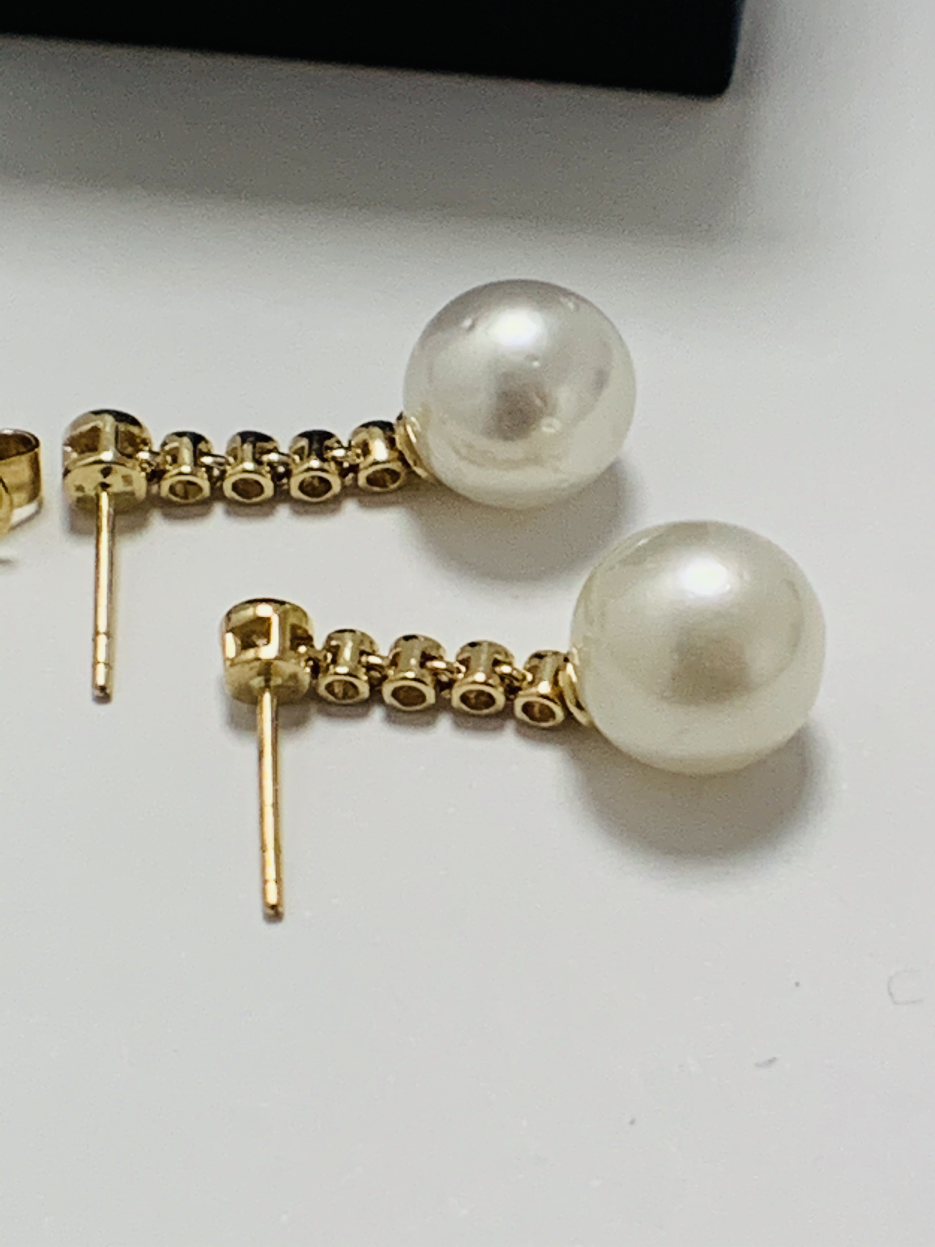 14ct Yellow Gold Pearl and Diamond earrings featuring, 2 white Pearls, with 8 round brilliant cut Di - Image 10 of 16