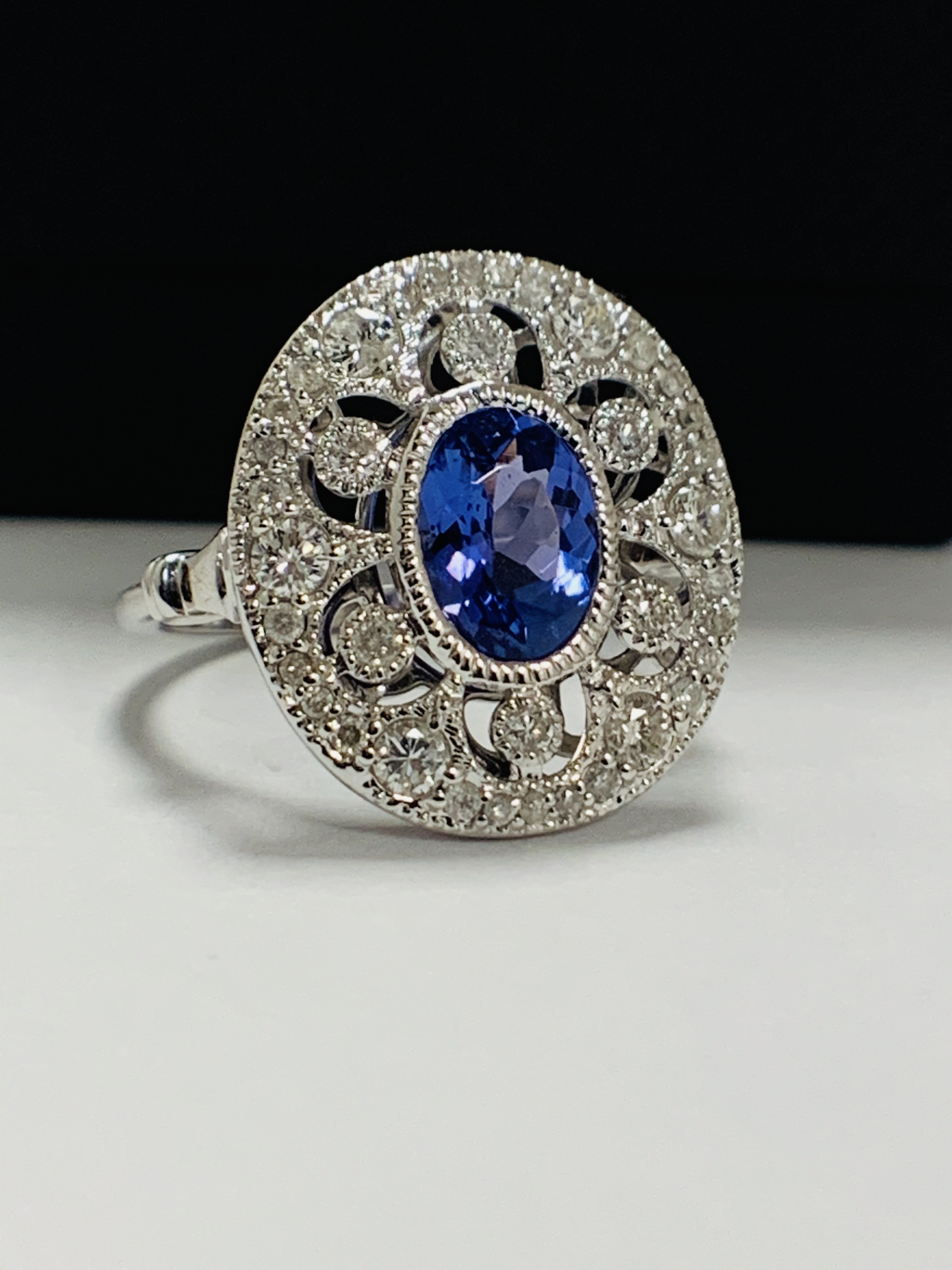 18ct White Gold Tanzanite and Diamond ring - Image 9 of 12