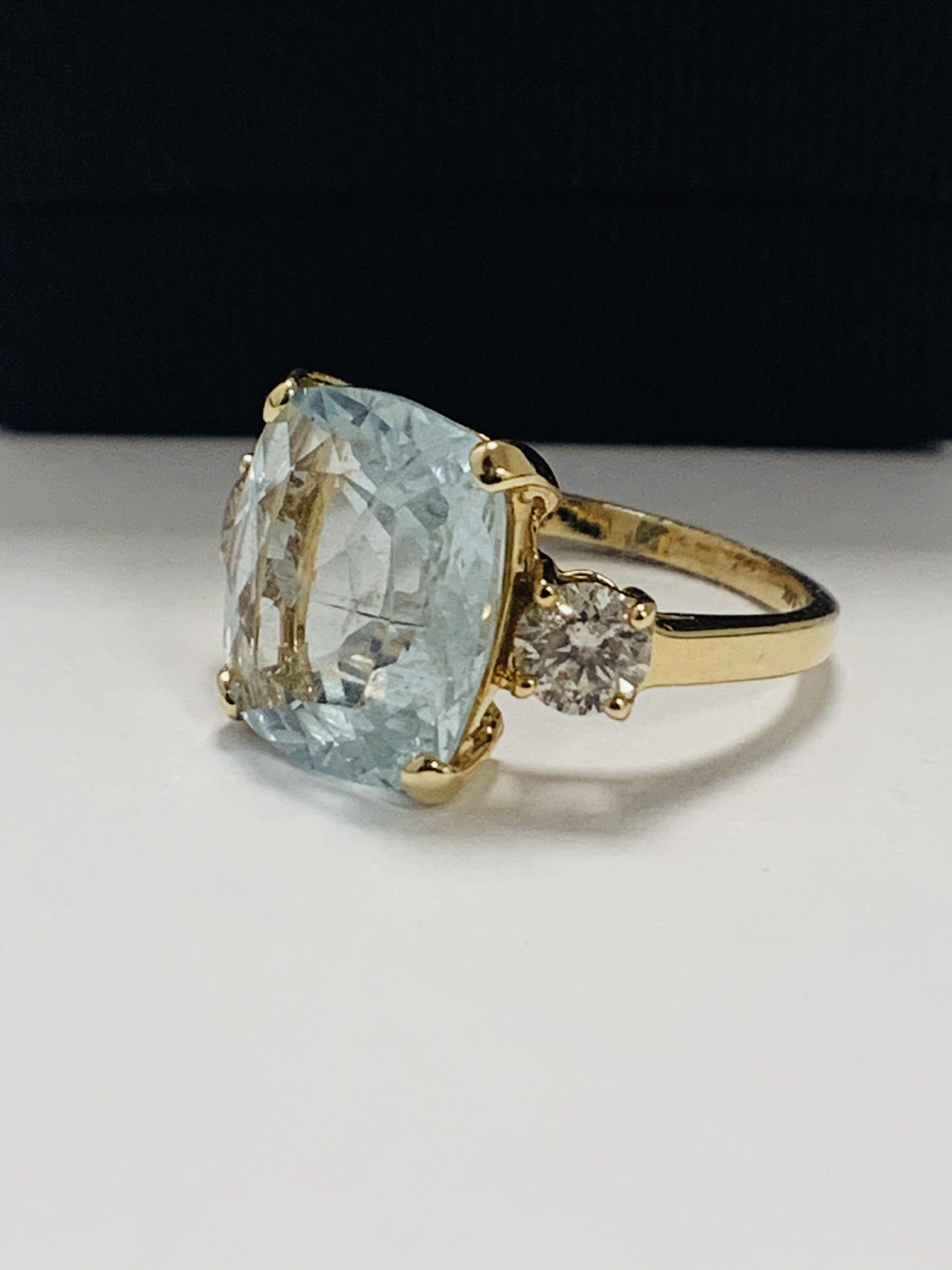 14ct Yellow Gold Aquamarine and Diamond ring featuring centre, cushion cut Aquamarine (5.25ct), claw - Image 2 of 12