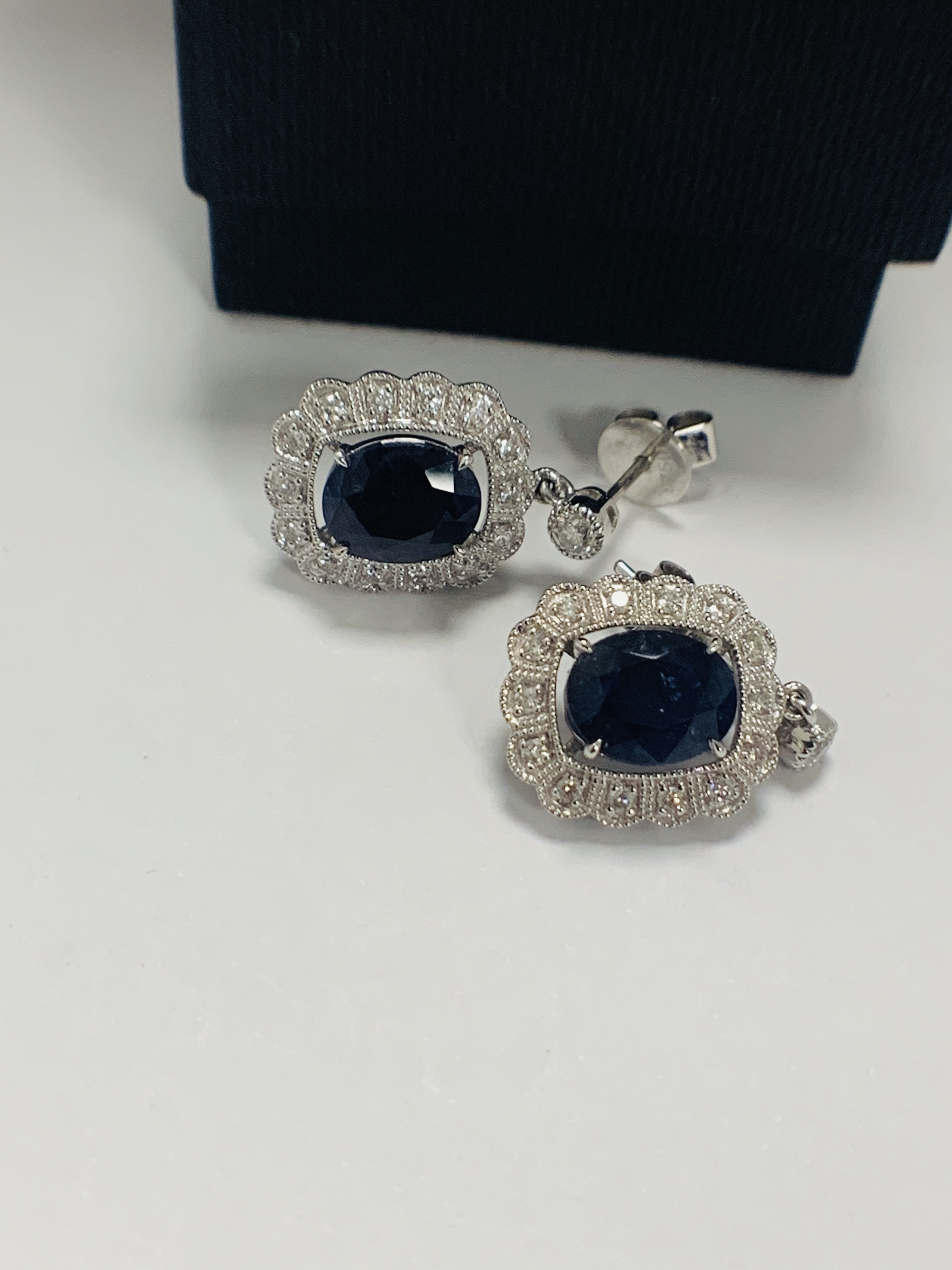 18ct White Gold Sapphire and Diamond earrings featiring, 2 oval cut, dark blue Kashmir Sapphires (4. - Image 4 of 12