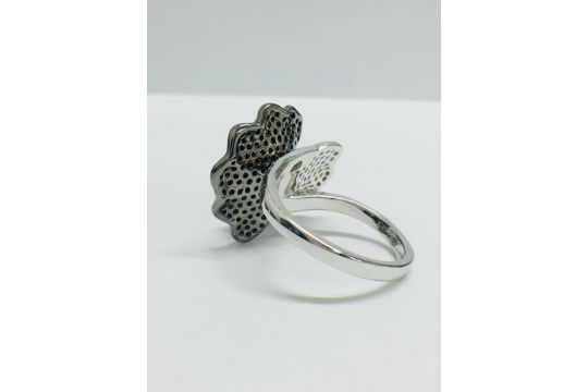 18ct white gold diamond ring - Image 3 of 9