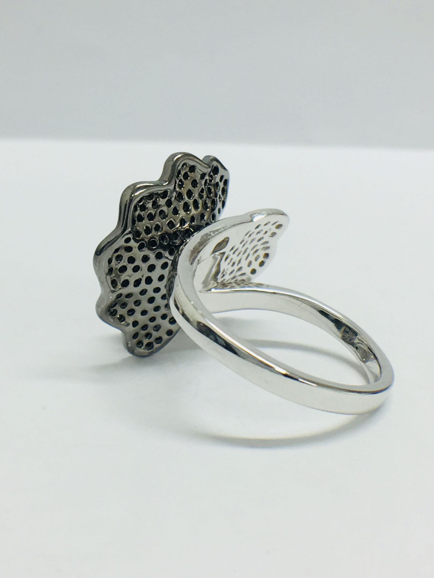 18ct white gold diamond ring - Image 3 of 9