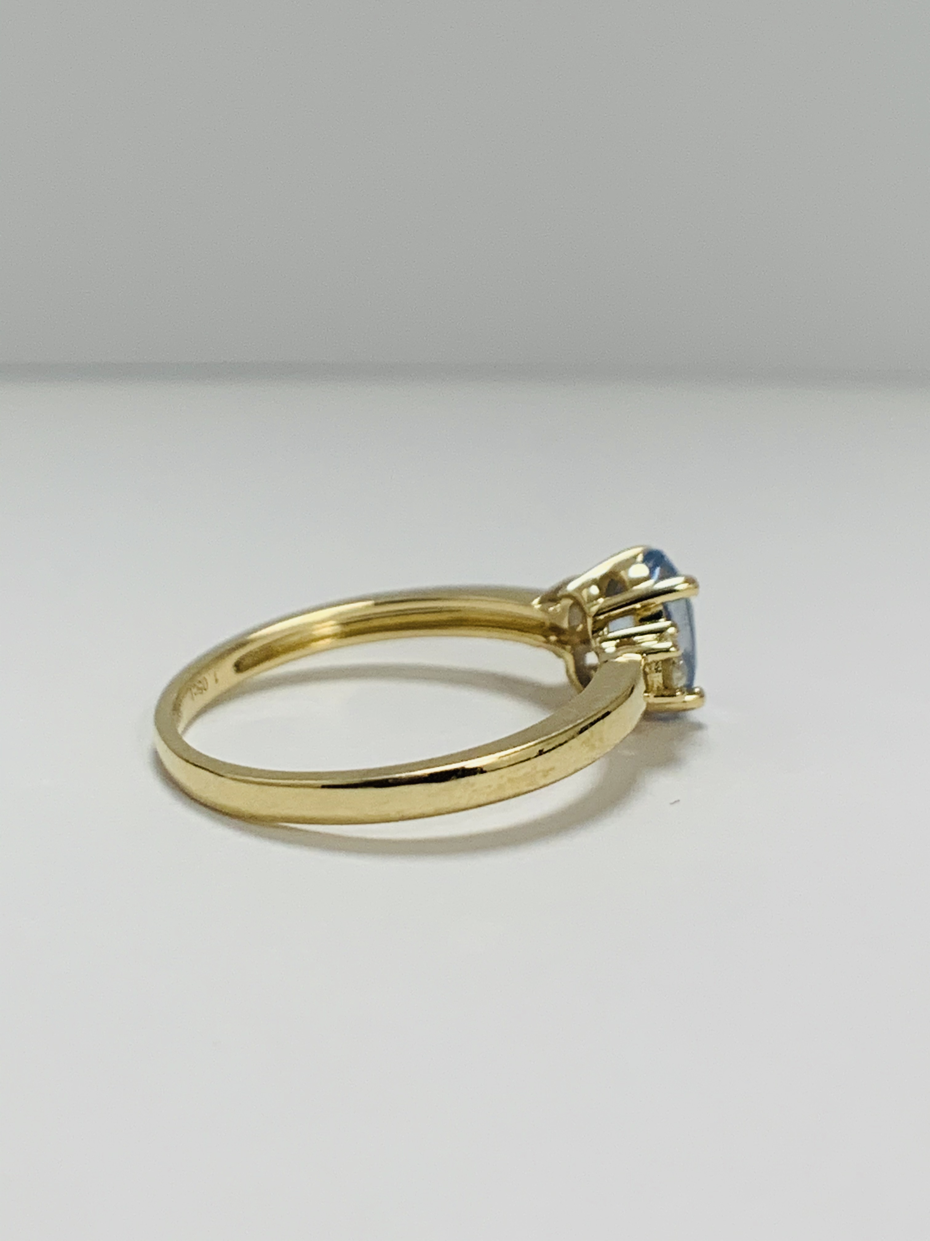 14ct Yellow Gold Sapphire and Diamond ring featuring centre, oval cut, medium blue Sapphire (1.05ct) - Image 4 of 9