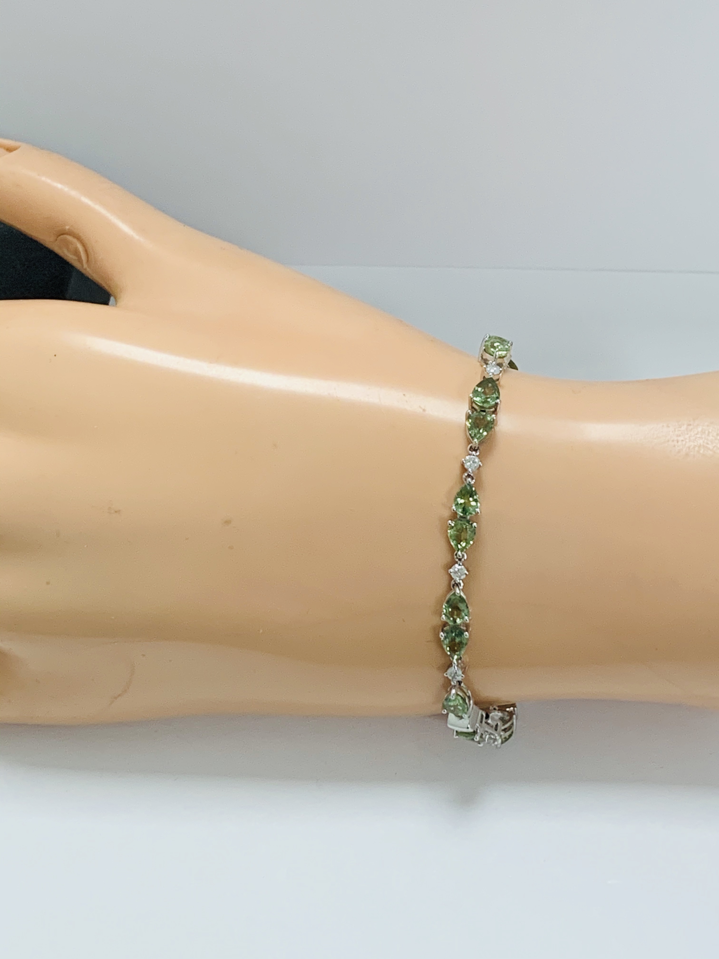 14ct White Gold Sapphire and Diamond bracelet featuring, 22 pear cut, light green Sapphires (9.05ct - Image 7 of 12