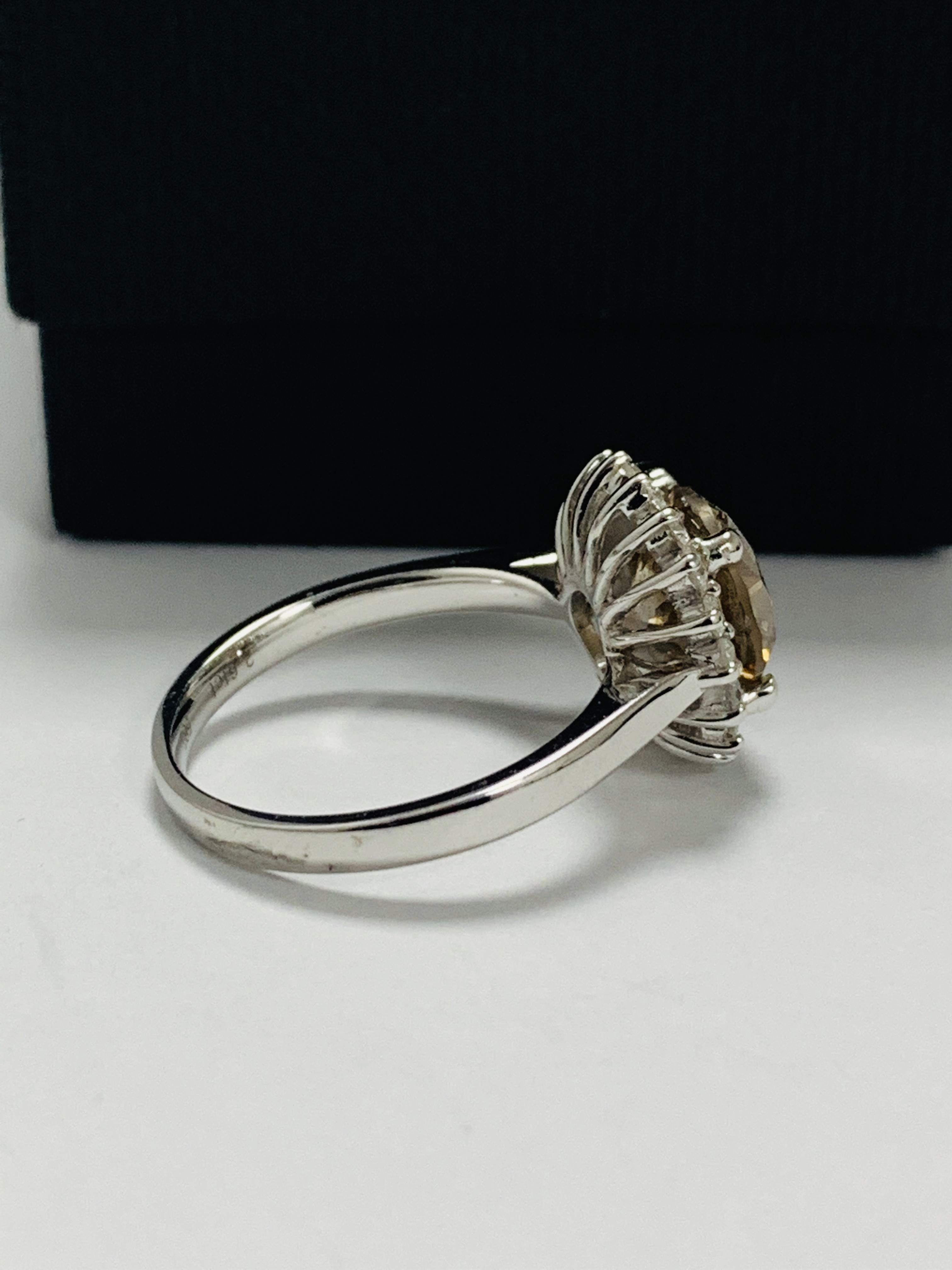 14ct White Gold Diamond ring featuring centre, round brilliant cut, cognac Diamond (2.61ct), claw se - Image 5 of 11