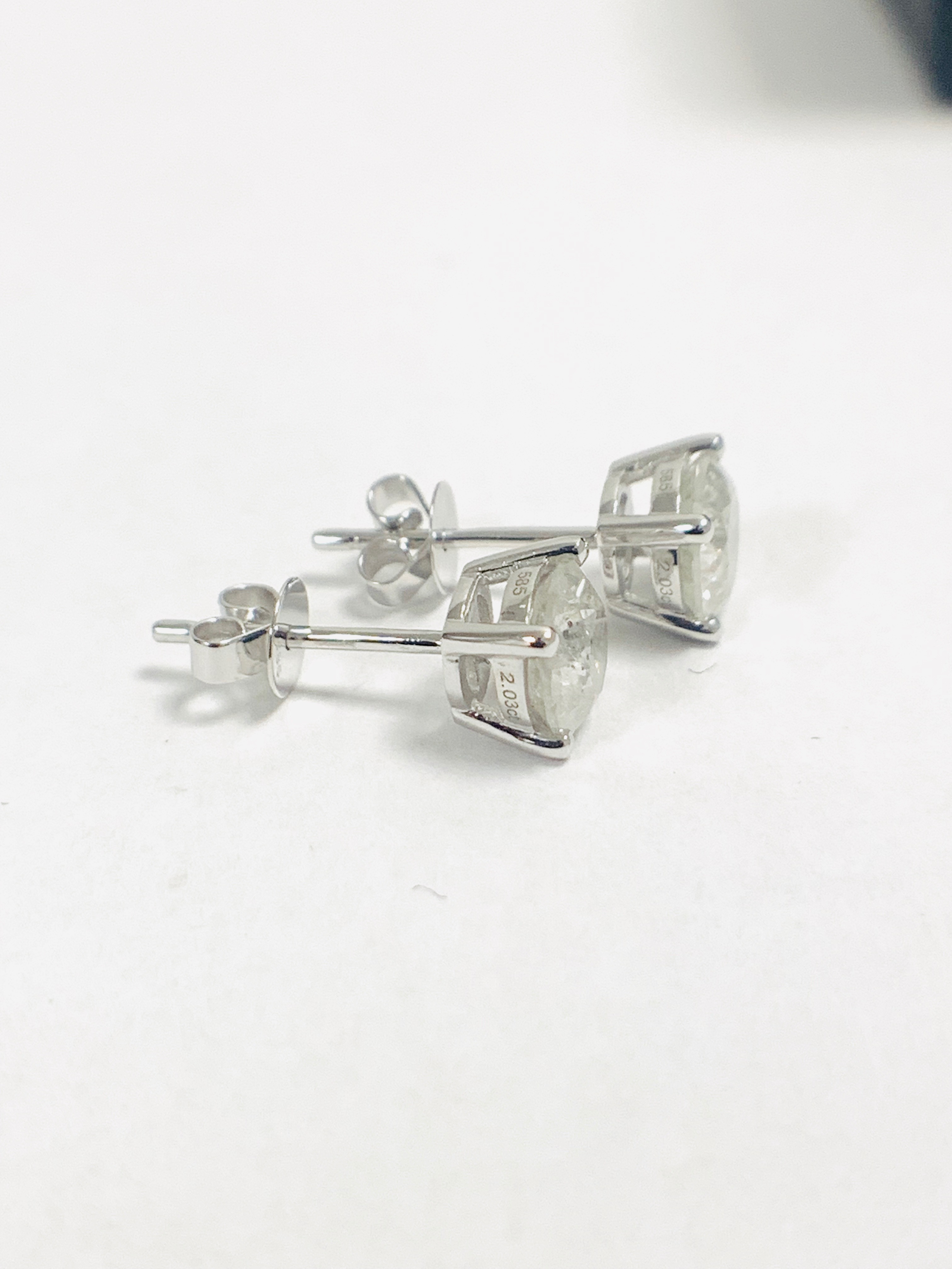 14ct White Gold Diamond stud earrings featuring, 2 round brilliant cut Diamonds (2.03ct TDW), 4-claw - Image 7 of 10