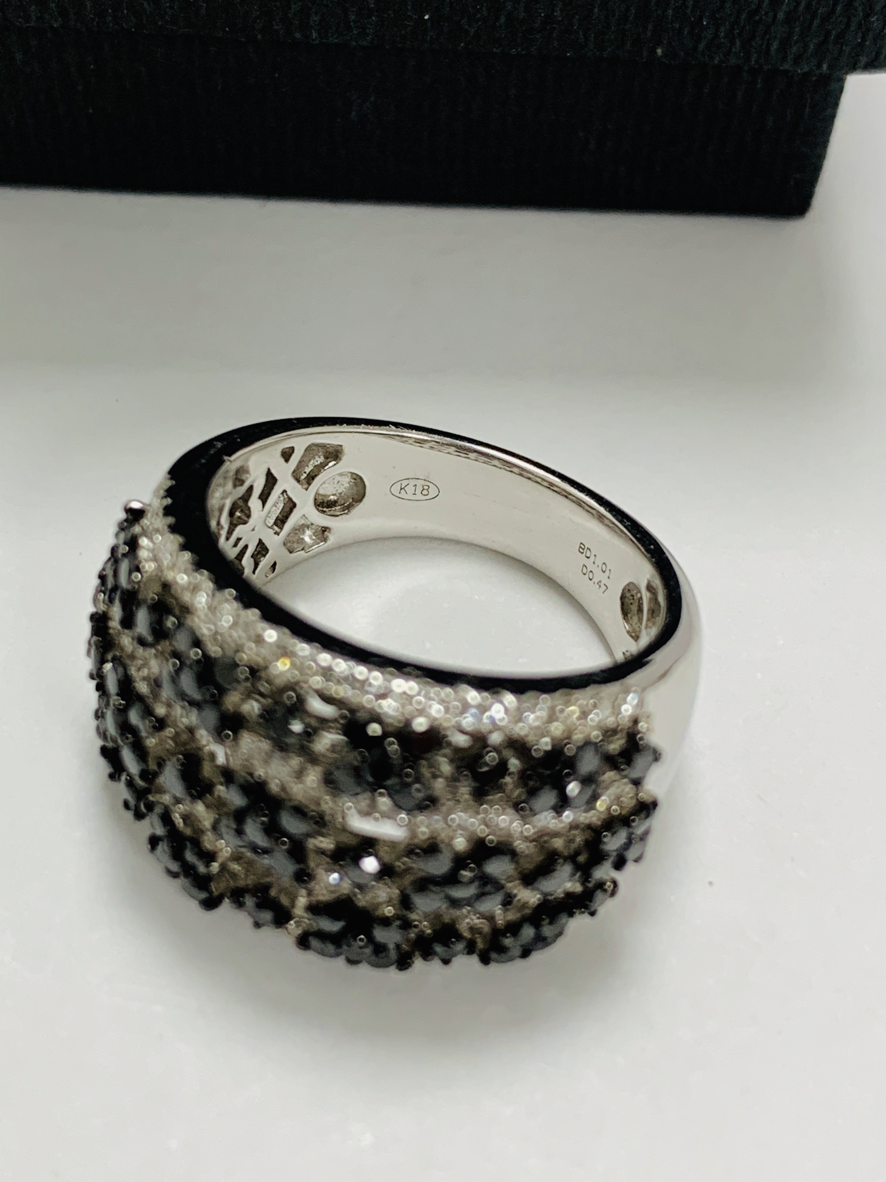 18ct White Gold Diamond ring featuring, 73 round brilliant cut, black Diamonds (1.01ct TDW), with 80 - Image 10 of 15