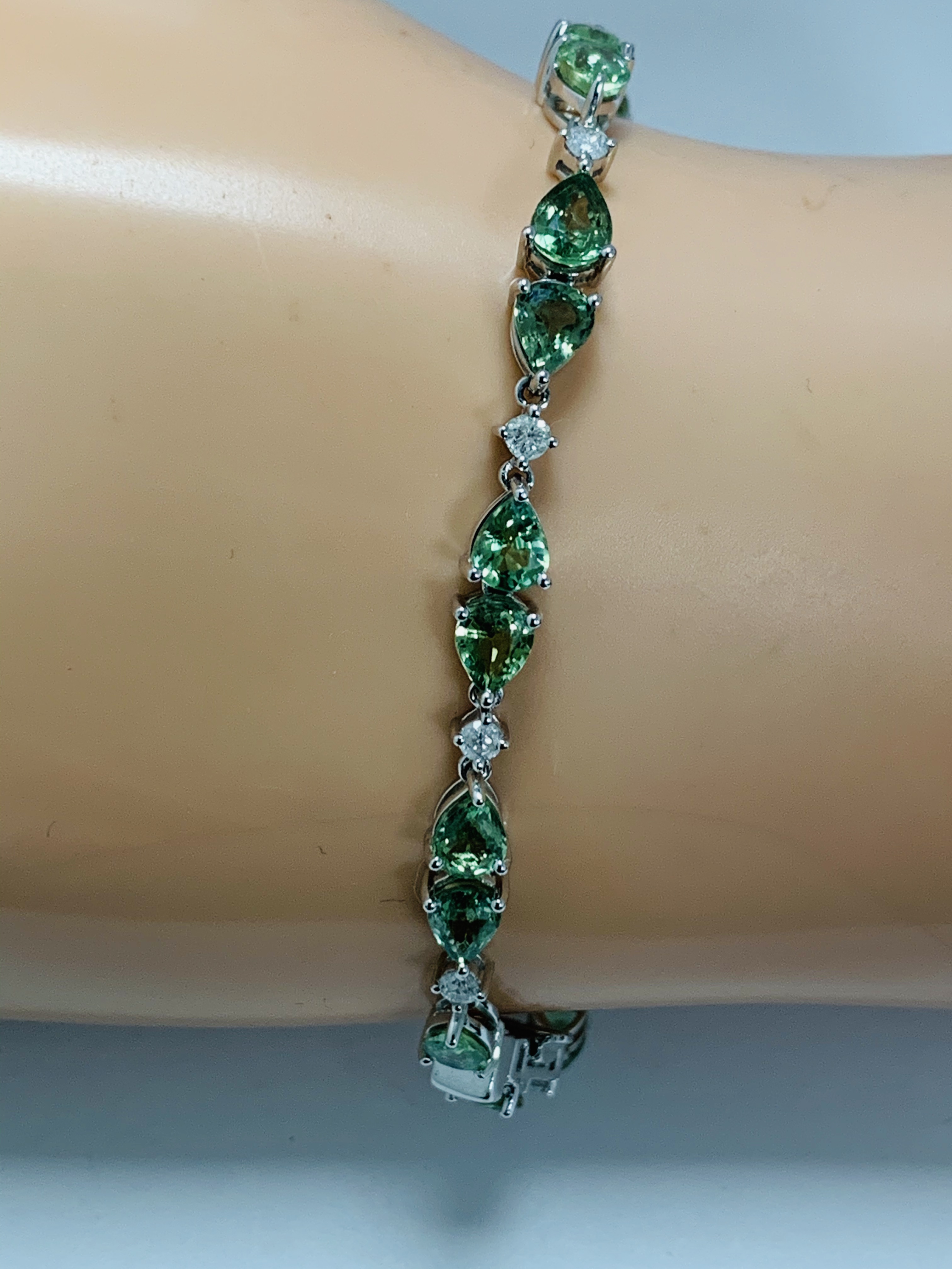 14ct White Gold Sapphire and Diamond bracelet featuring, 22 pear cut, light green Sapphires (9.05ct - Image 8 of 12