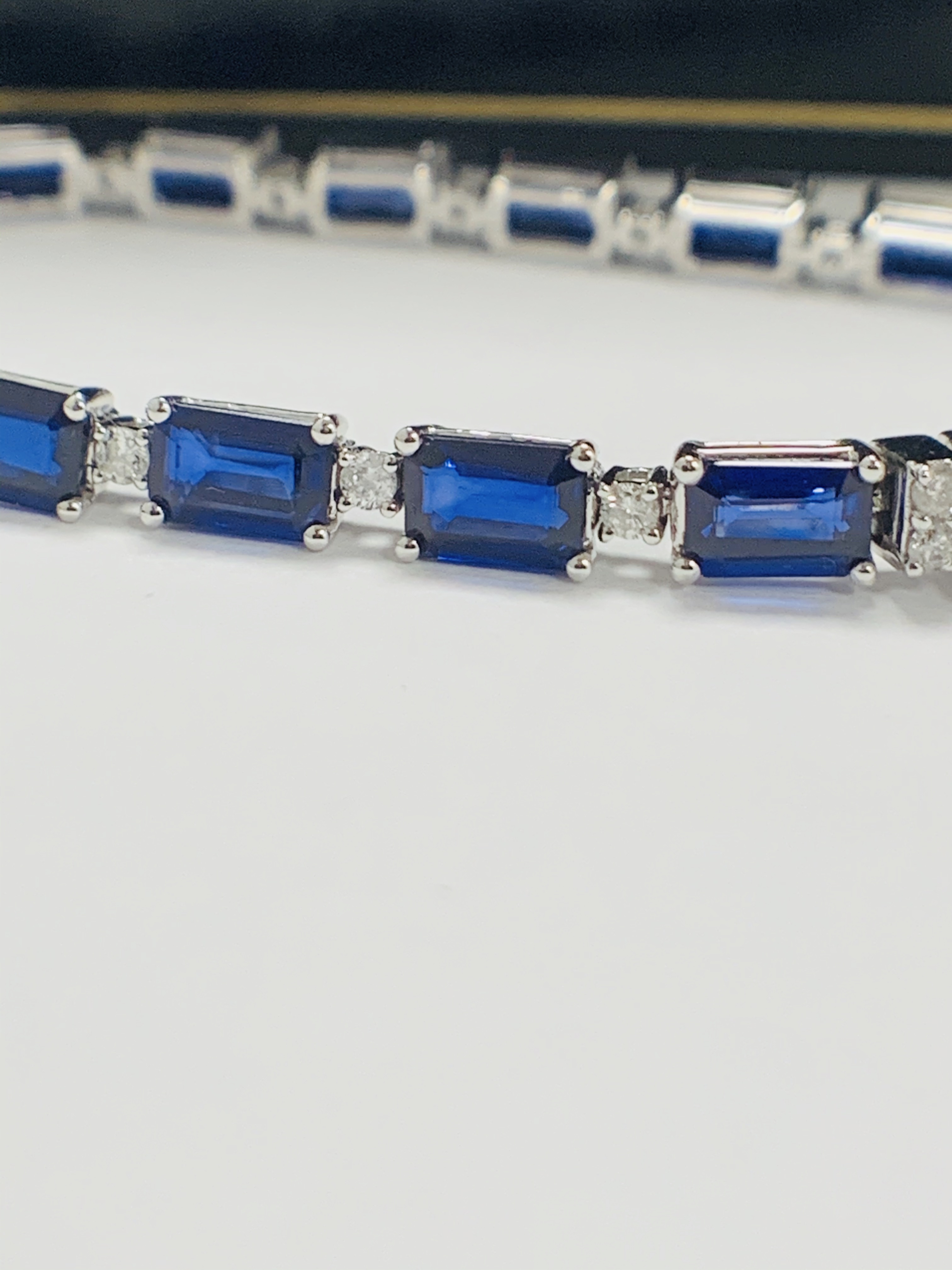 14ct Sapphire and Diamond tennis bracelet featuring, 20 oval cut, blue Sapphires (12.72ct TSW), claw - Image 7 of 16
