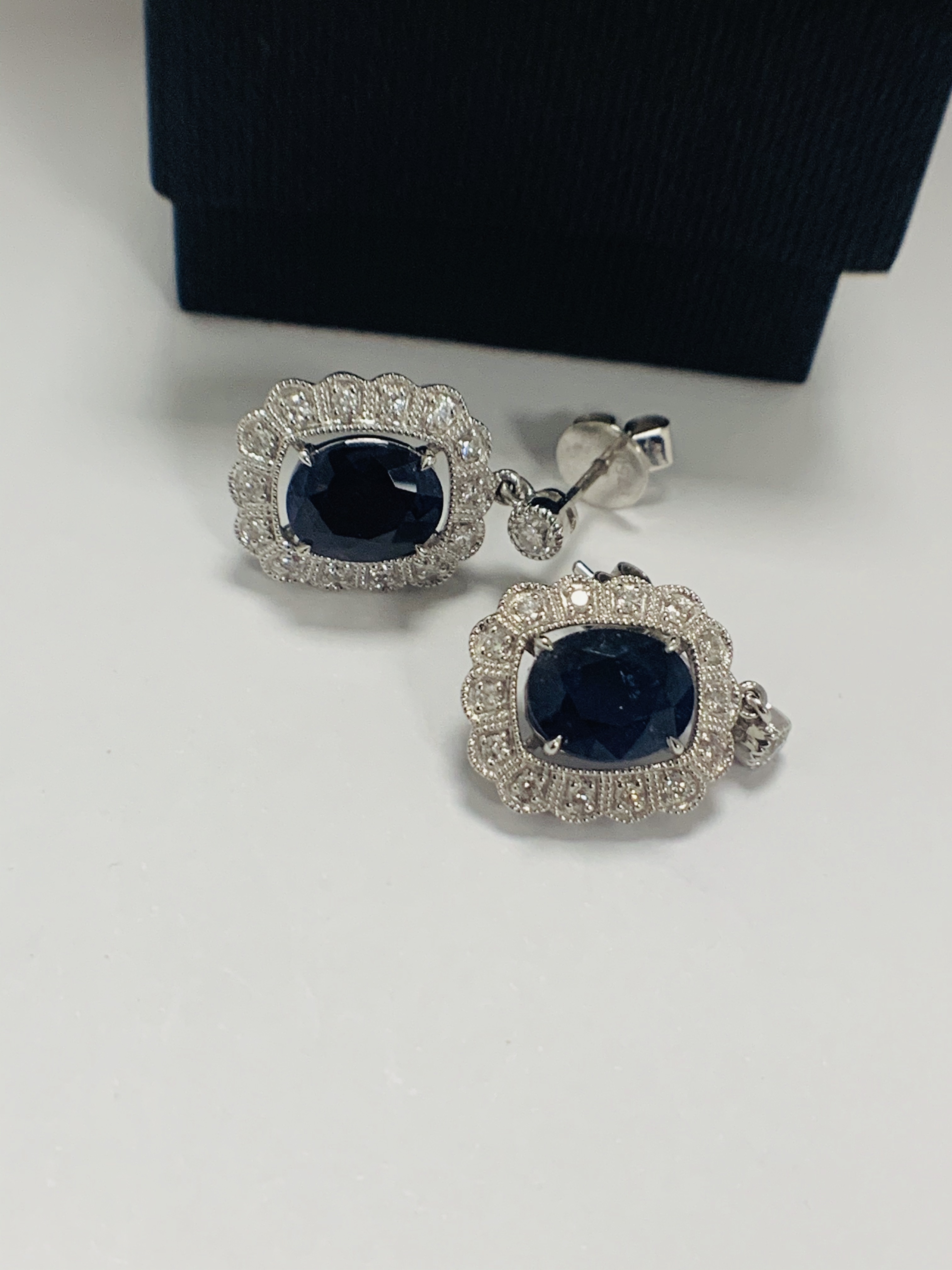 18ct White Gold Sapphire and Diamond earrings featiring, 2 oval cut, dark blue Kashmir Sapphires (4. - Image 5 of 12