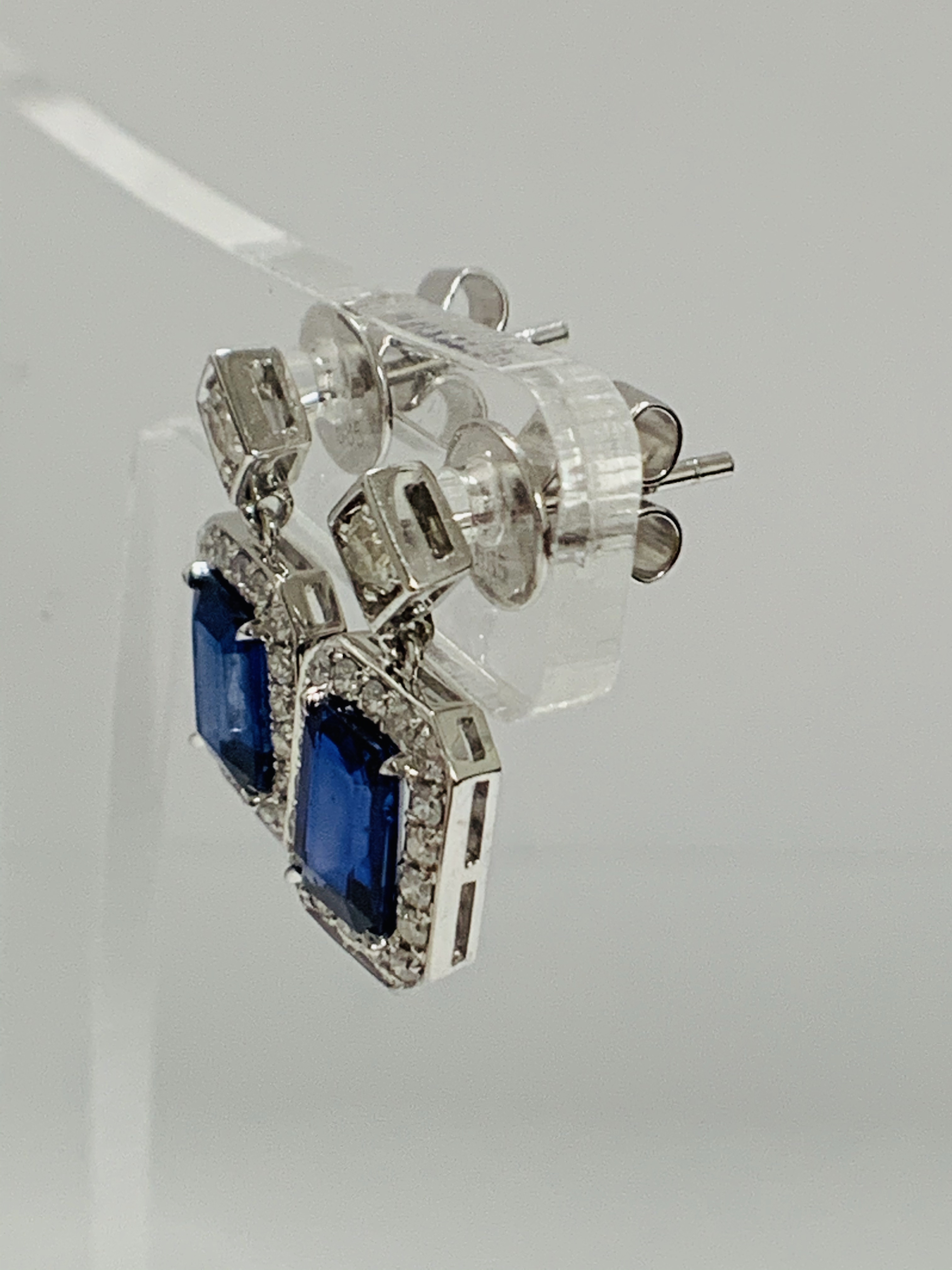 14ct White Gold Sapphire and Diamond drop earrings featuring, emerald cut, vivid blue Sapphires (2.1 - Image 13 of 15