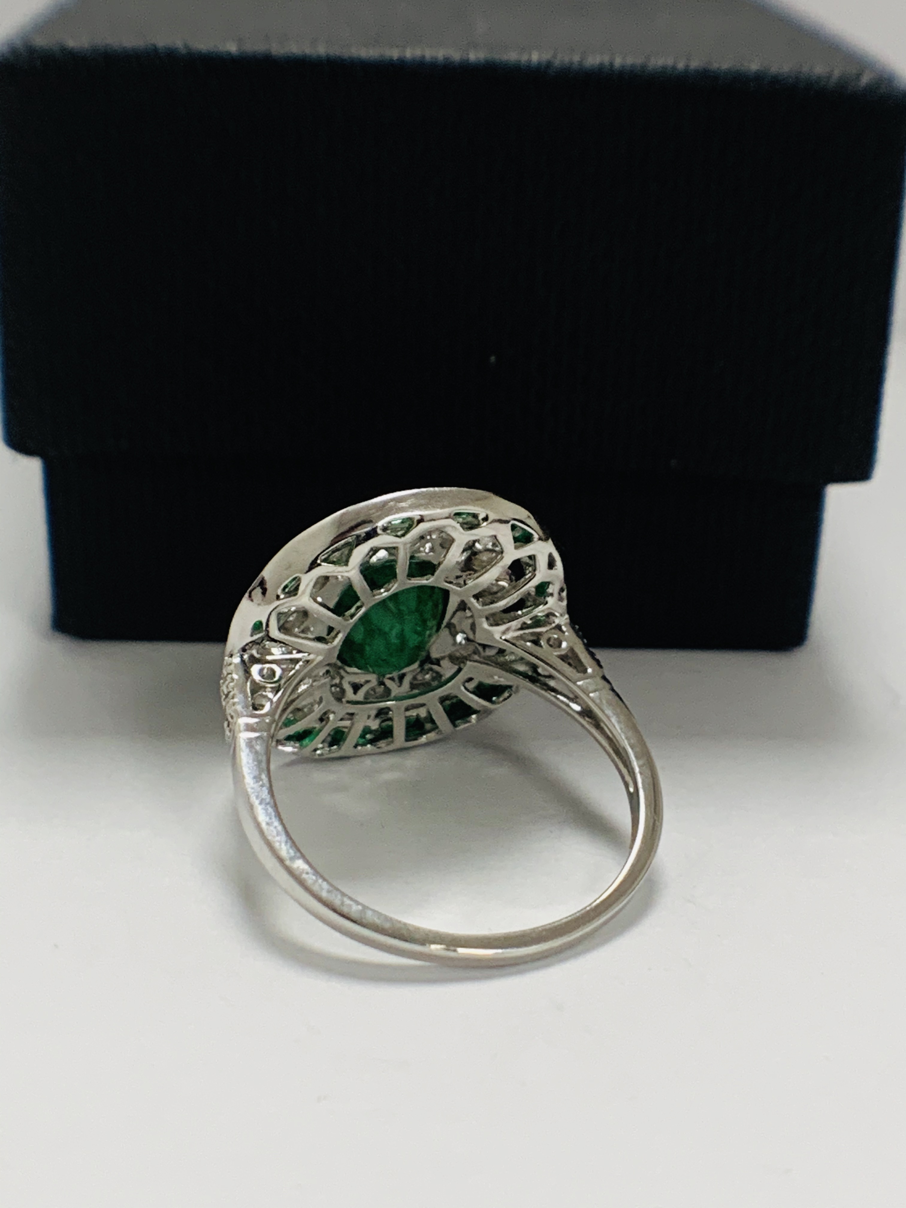 18ct White Gold Emerald and Diamond ring featuring centre, oval cut, green Emerald (2.06ct), claw se - Image 5 of 11