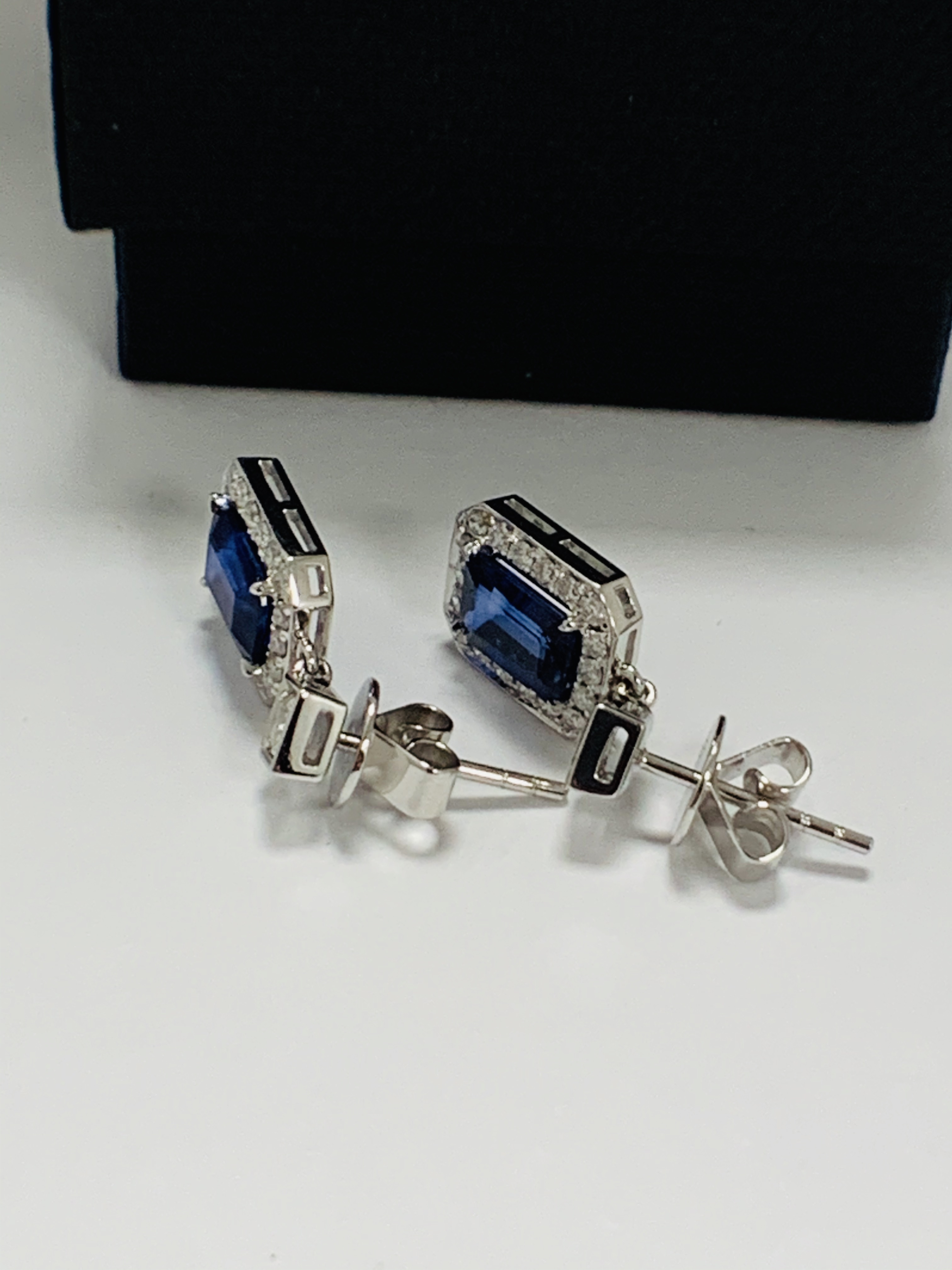 14ct White Gold Sapphire and Diamond drop earrings featuring, emerald cut, vivid blue Sapphires (2.1 - Image 5 of 15