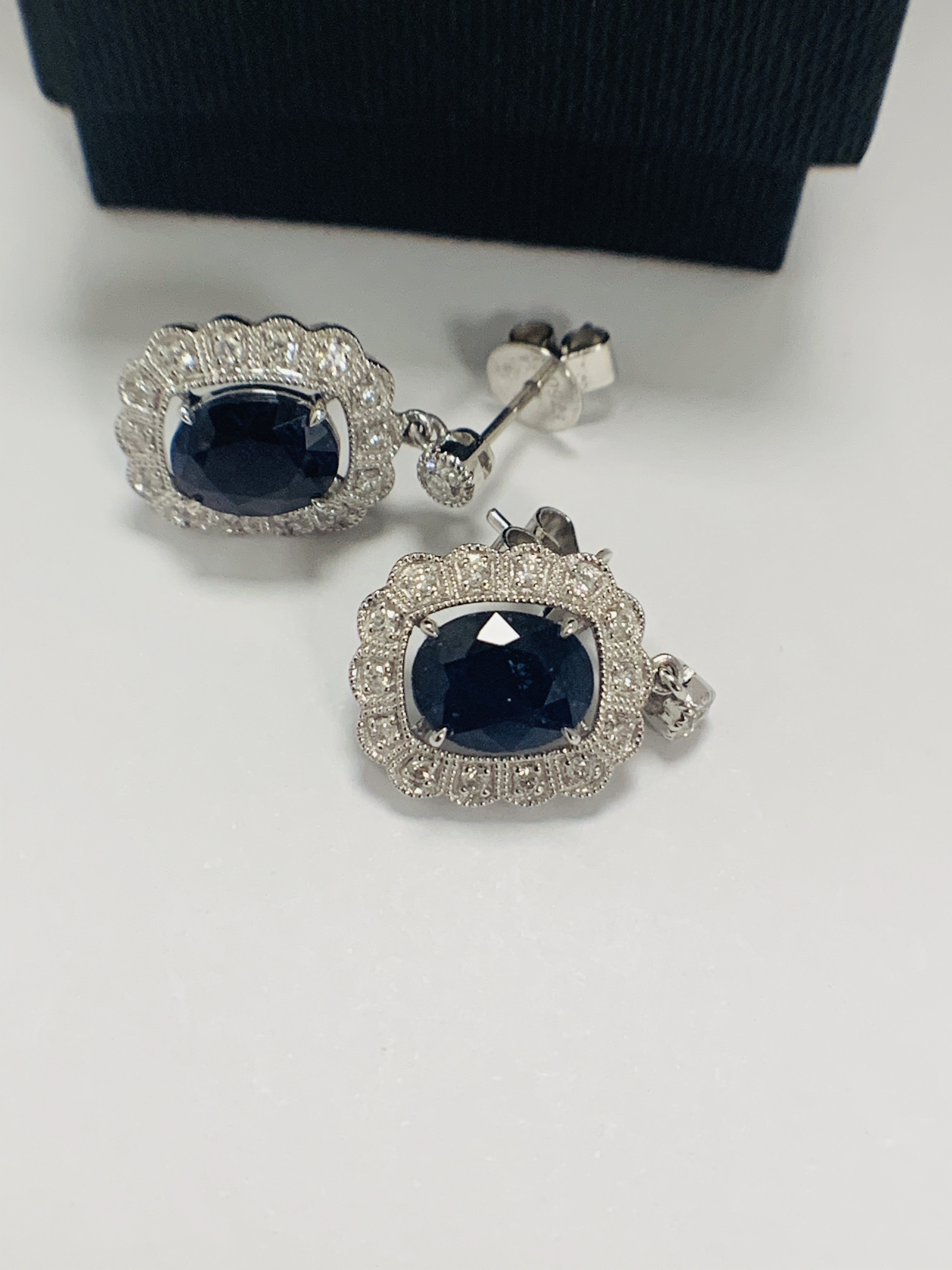 18ct White Gold Sapphire and Diamond earrings featiring, 2 oval cut, dark blue Kashmir Sapphires (4. - Image 3 of 12