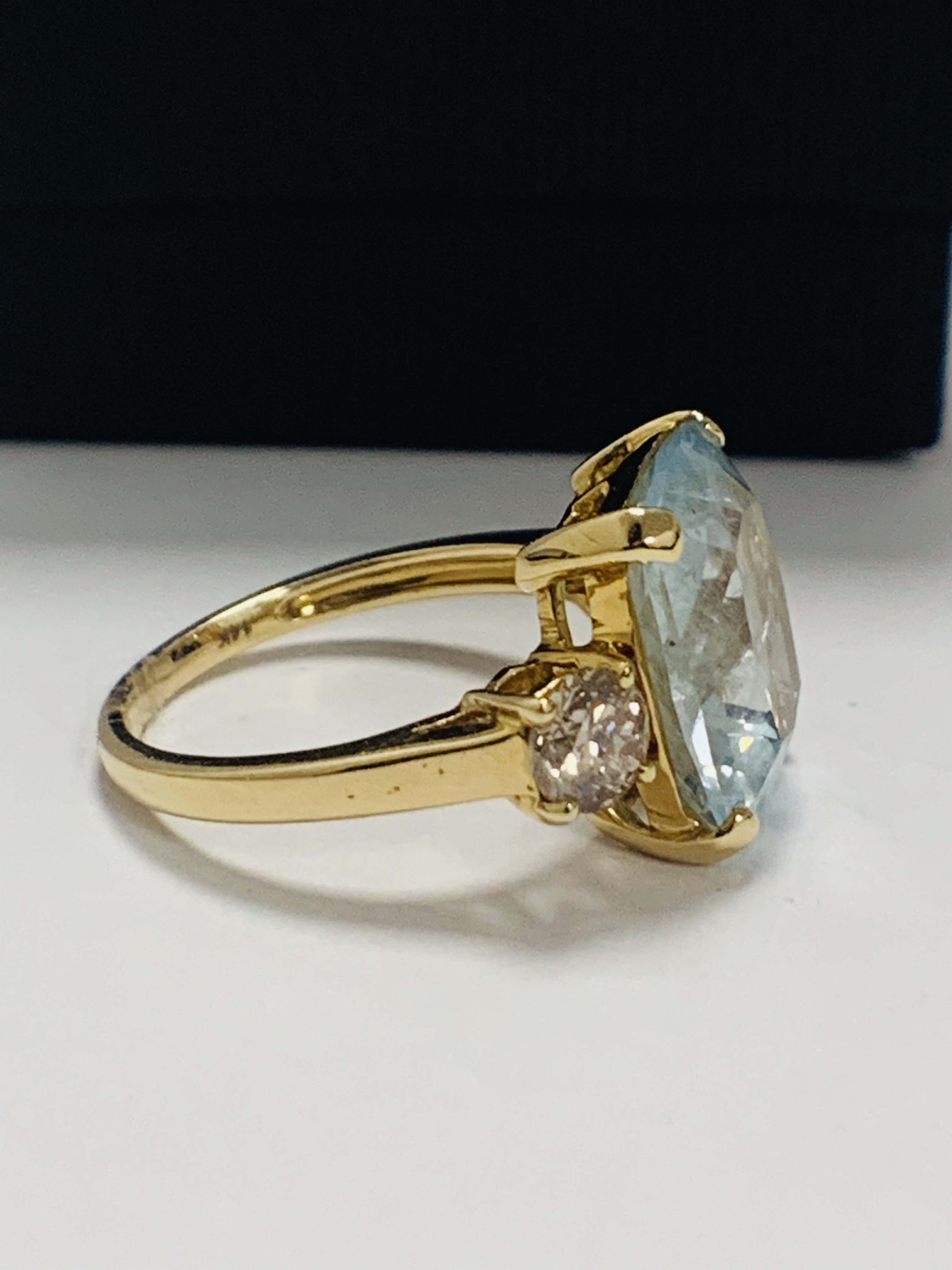 14ct Yellow Gold Aquamarine and Diamond ring featuring centre, cushion cut Aquamarine (5.25ct), claw - Image 7 of 12