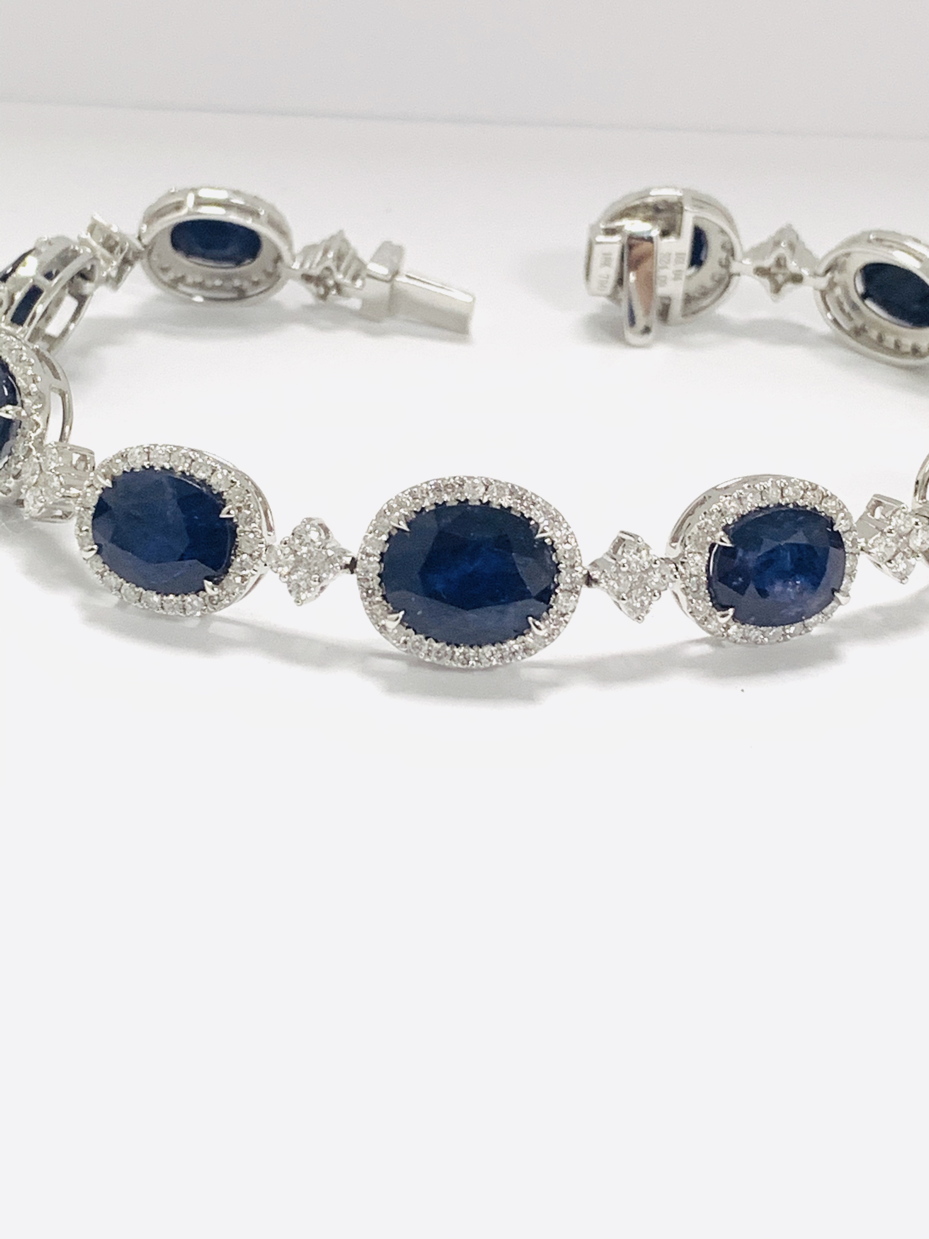 18ct White Gold Sapphire and Diamond bracelet featuring, 10 oval cut, dark blue Kashmir Sapphires (2 - Image 21 of 21