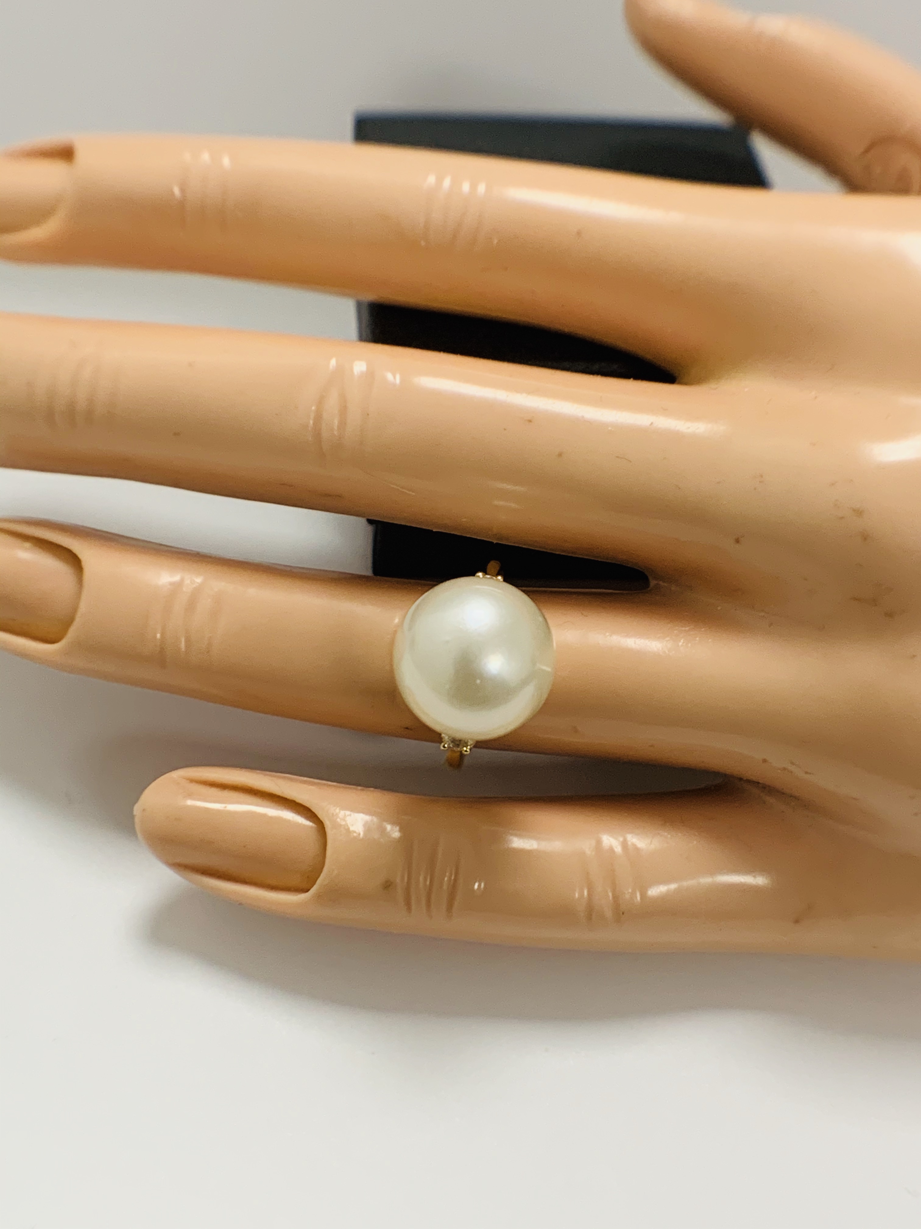 14ct Yellow Gold Pearl and Diamond ring featuring centre, South Sea Pearl, with 2 round brilliant cu - Image 8 of 9