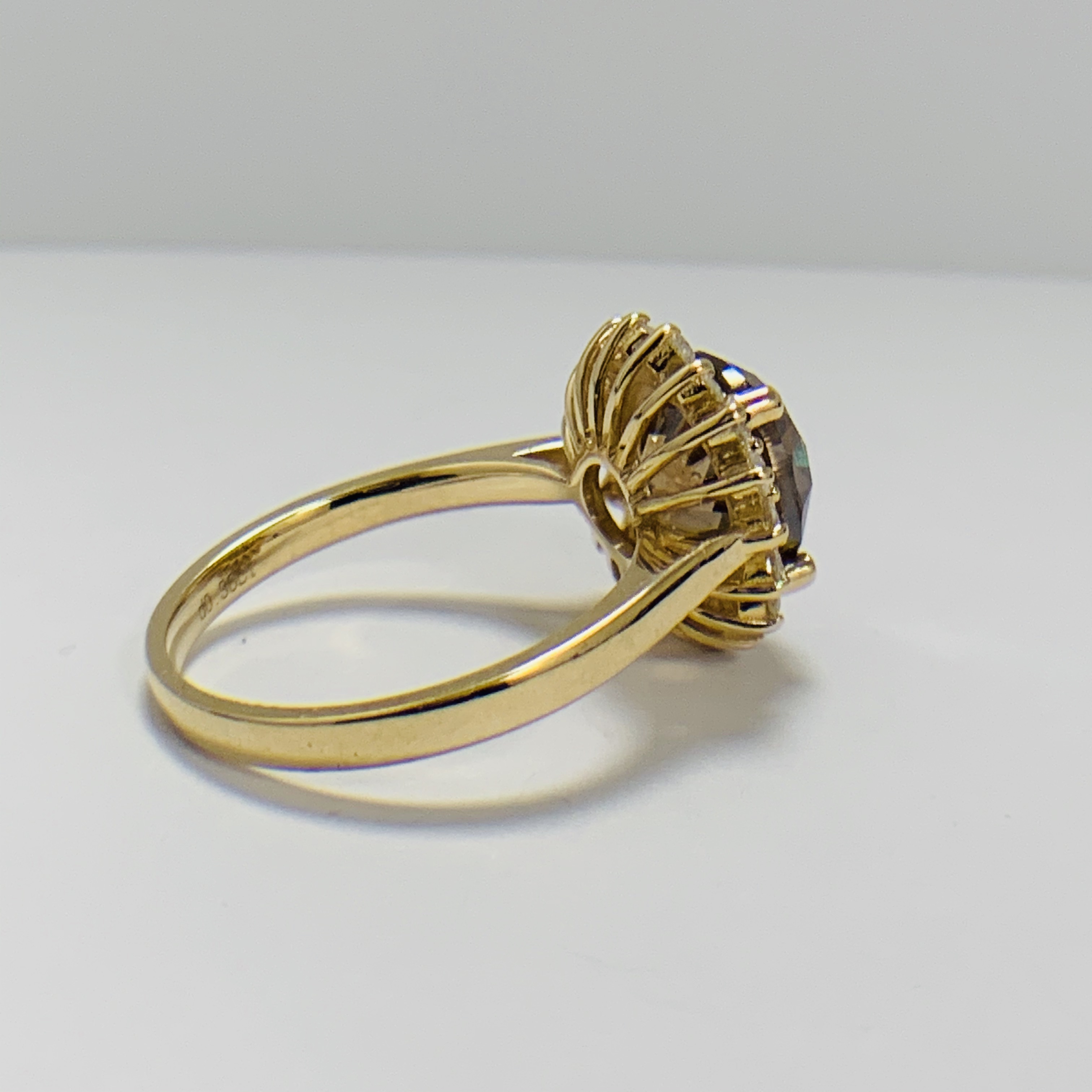 14ct Yellow Gold Diamond ring featuring centre, round brilliant cut, cognac Diamond (3.10ct), claw s - Image 5 of 11