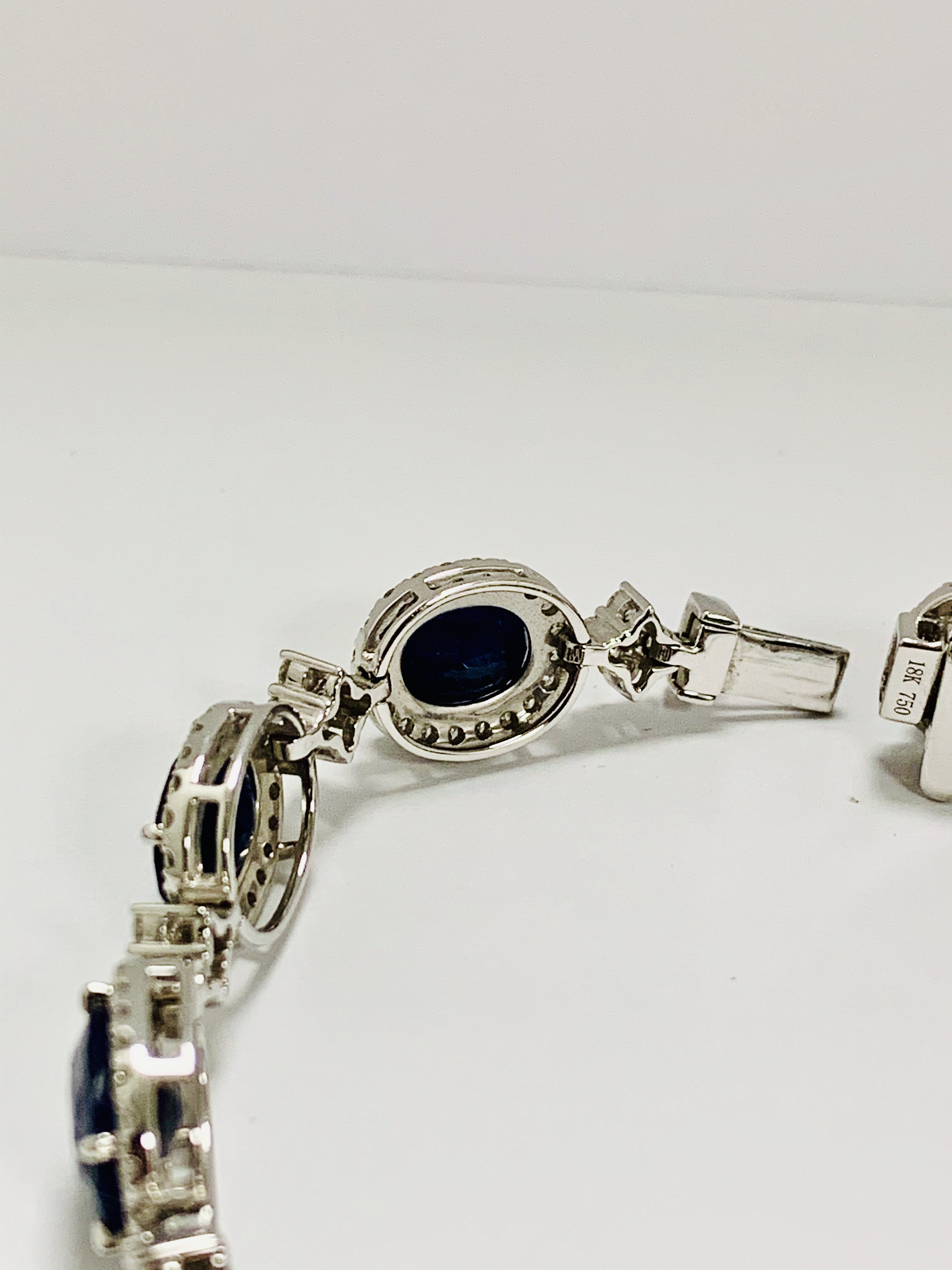 18ct White Gold Sapphire and Diamond bracelet featuring, 10 oval cut, dark blue Kashmir Sapphires (2 - Image 7 of 21