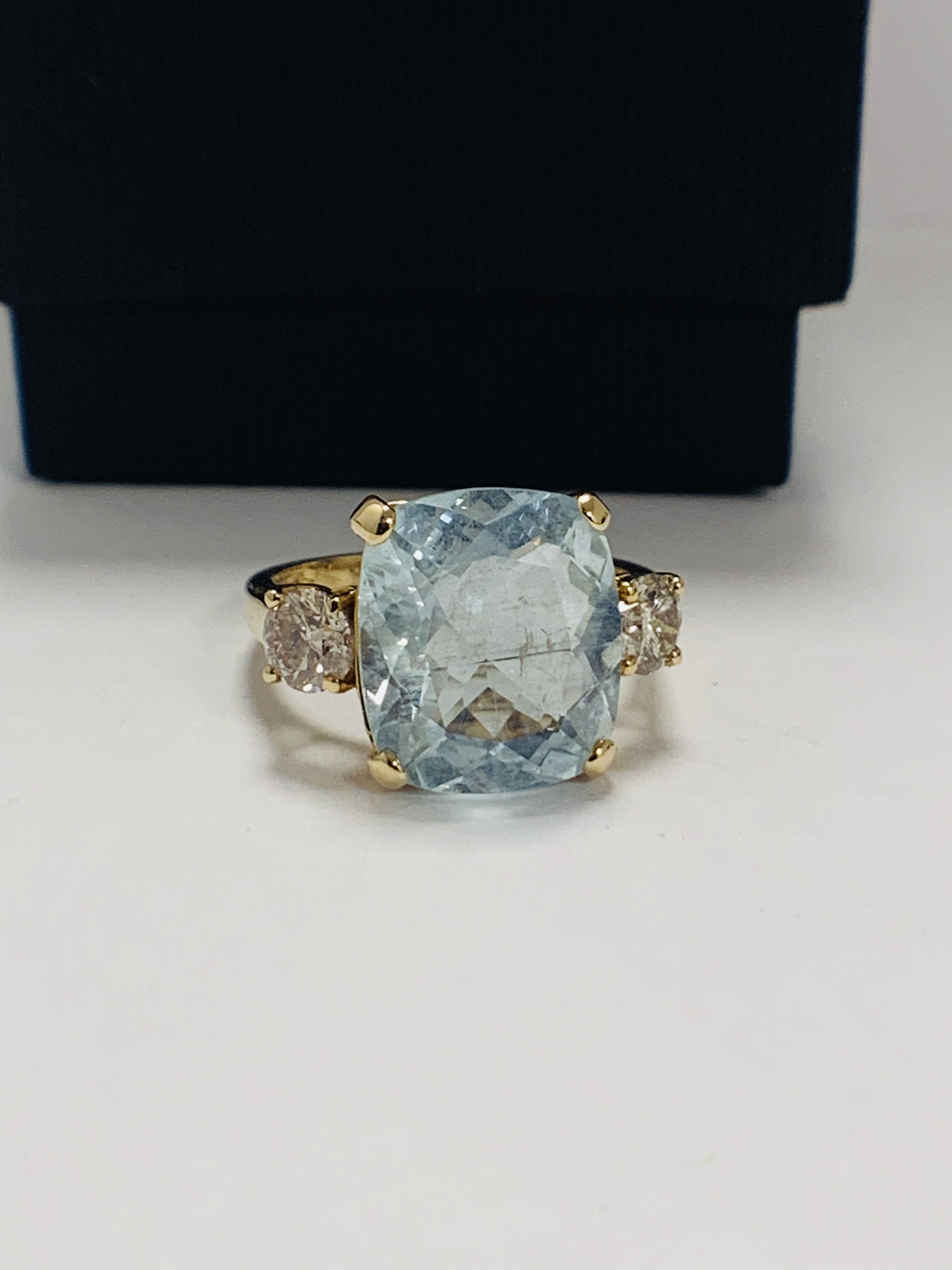 14ct Yellow Gold Aquamarine and Diamond ring featuring centre, cushion cut Aquamarine (5.25ct), claw - Image 9 of 12