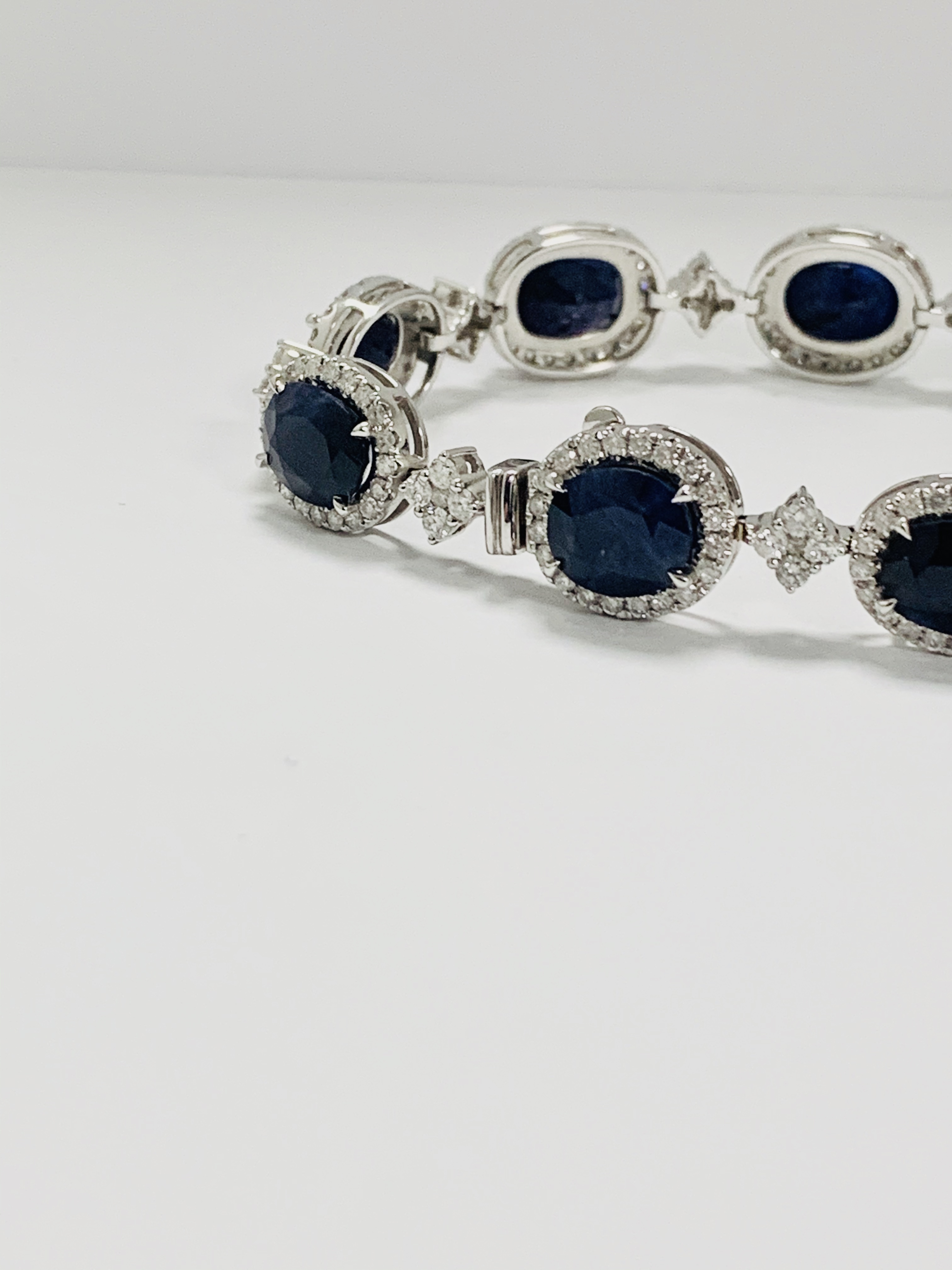 18ct White Gold Sapphire and Diamond bracelet featuring, 10 oval cut, dark blue Kashmir Sapphires (2 - Image 9 of 21