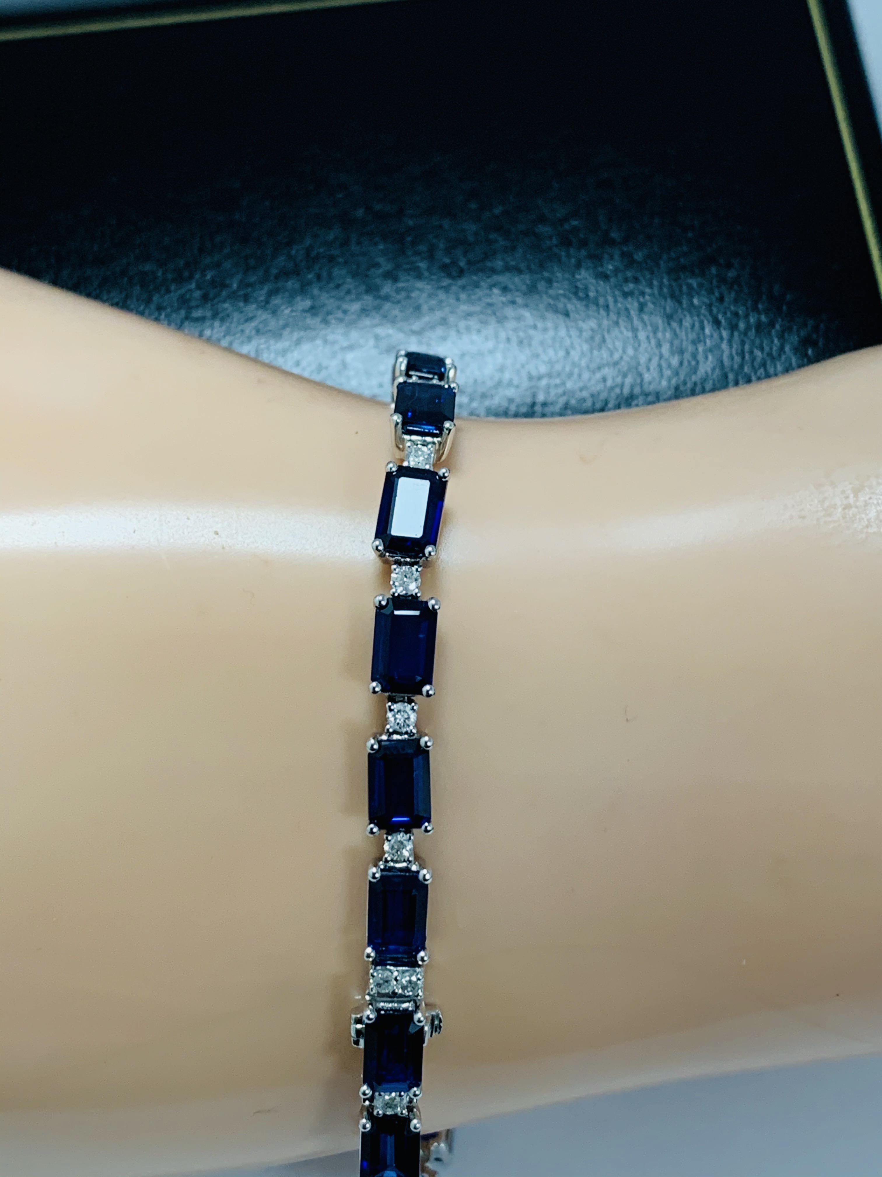 14ct Sapphire and Diamond tennis bracelet featuring, 20 oval cut, blue Sapphires (12.72ct TSW), claw - Image 14 of 16