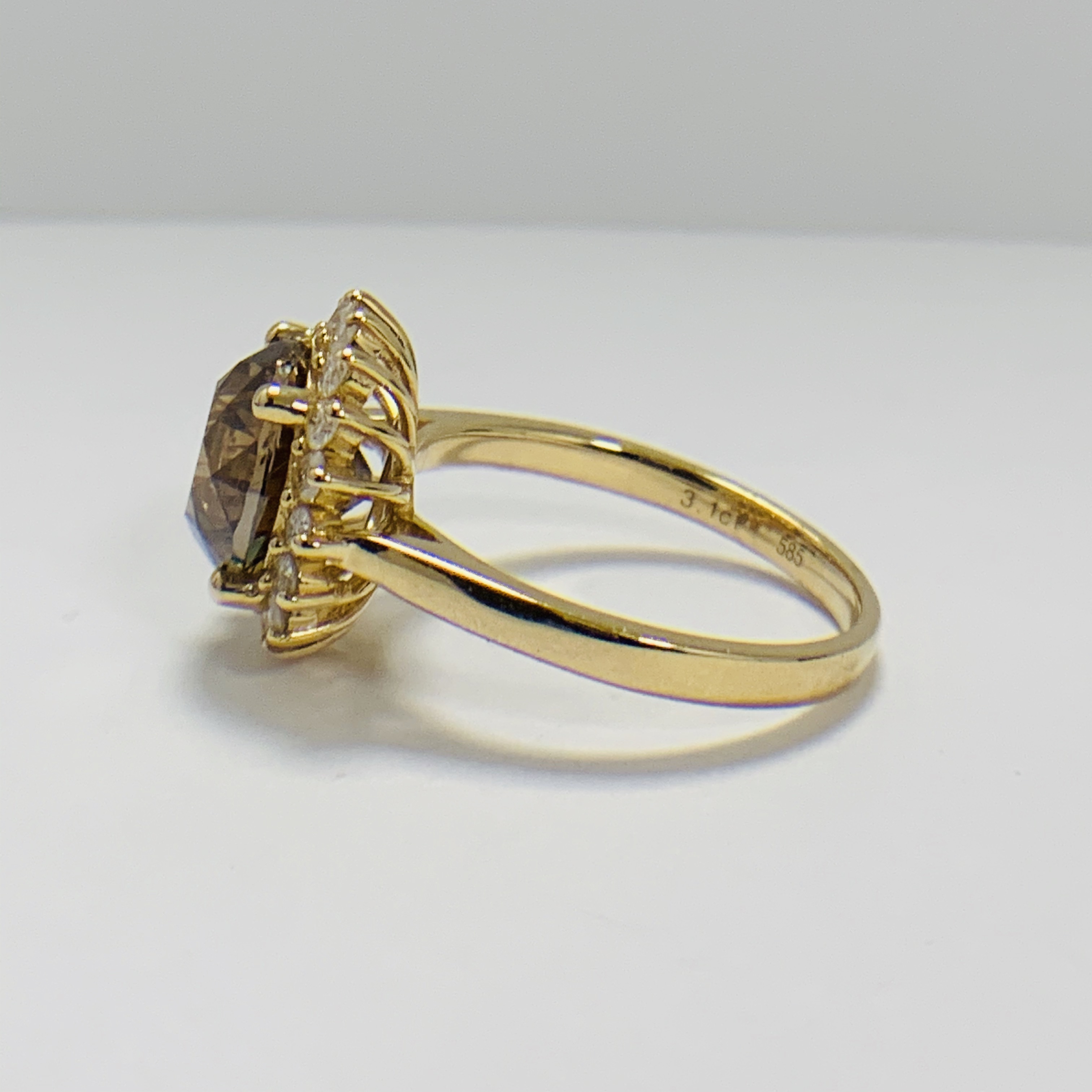 14ct Yellow Gold Diamond ring featuring centre, round brilliant cut, cognac Diamond (3.10ct), claw s - Image 3 of 11
