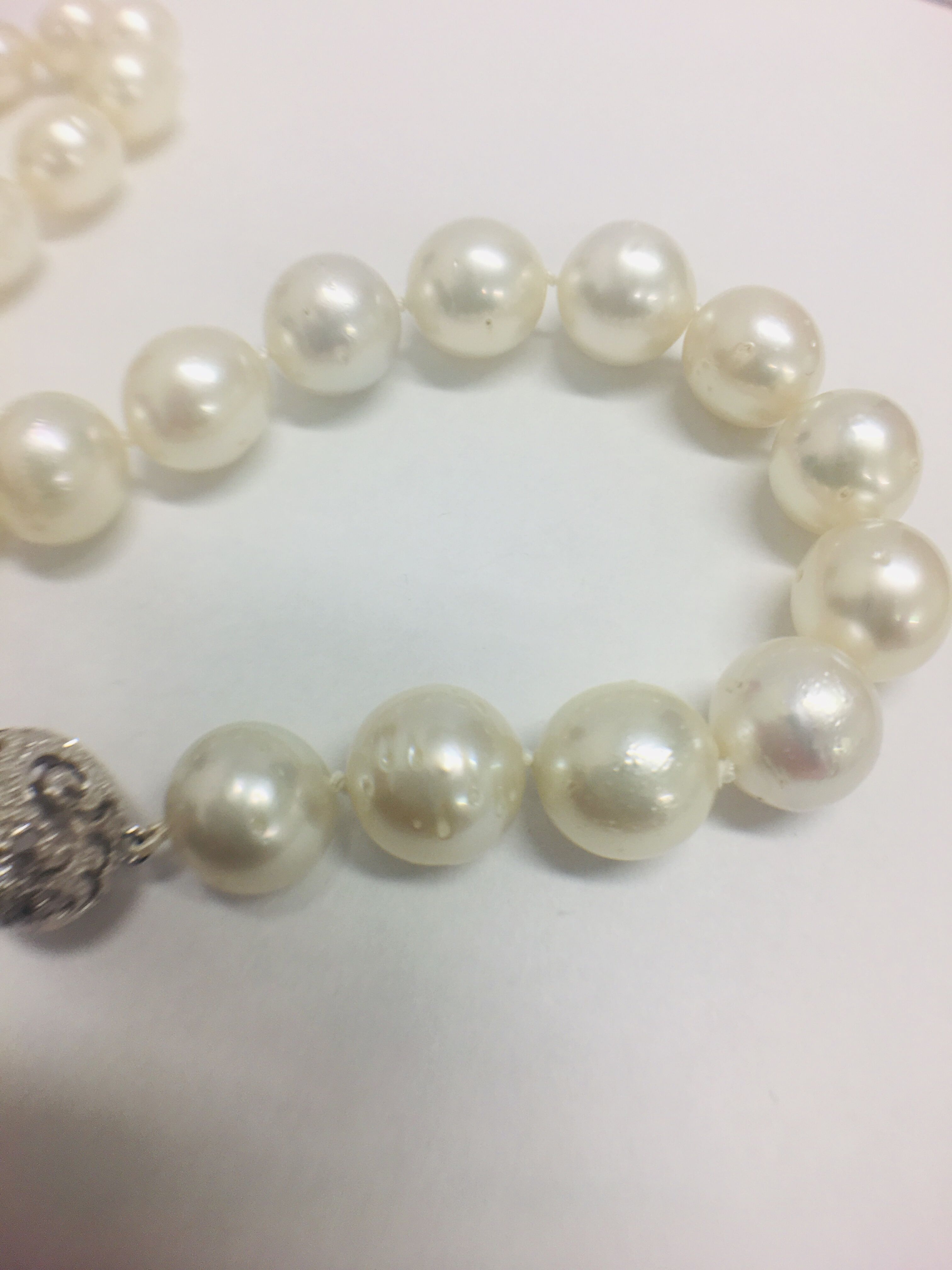 strand 35 south sea pearls with 14ct white gold filagree style ball - Image 7 of 9