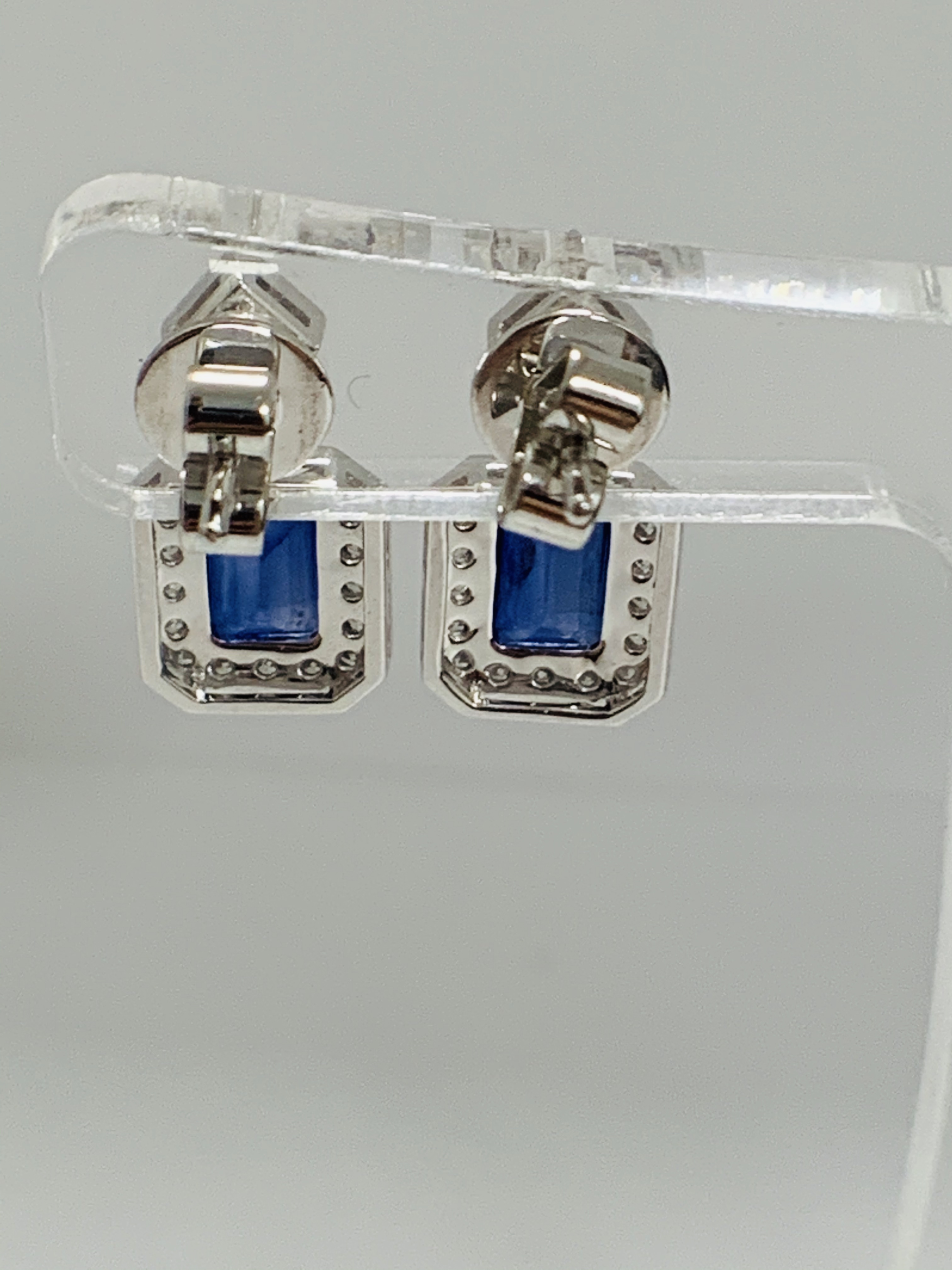 14ct White Gold Sapphire and Diamond drop earrings featuring, emerald cut, vivid blue Sapphires (2.1 - Image 15 of 15