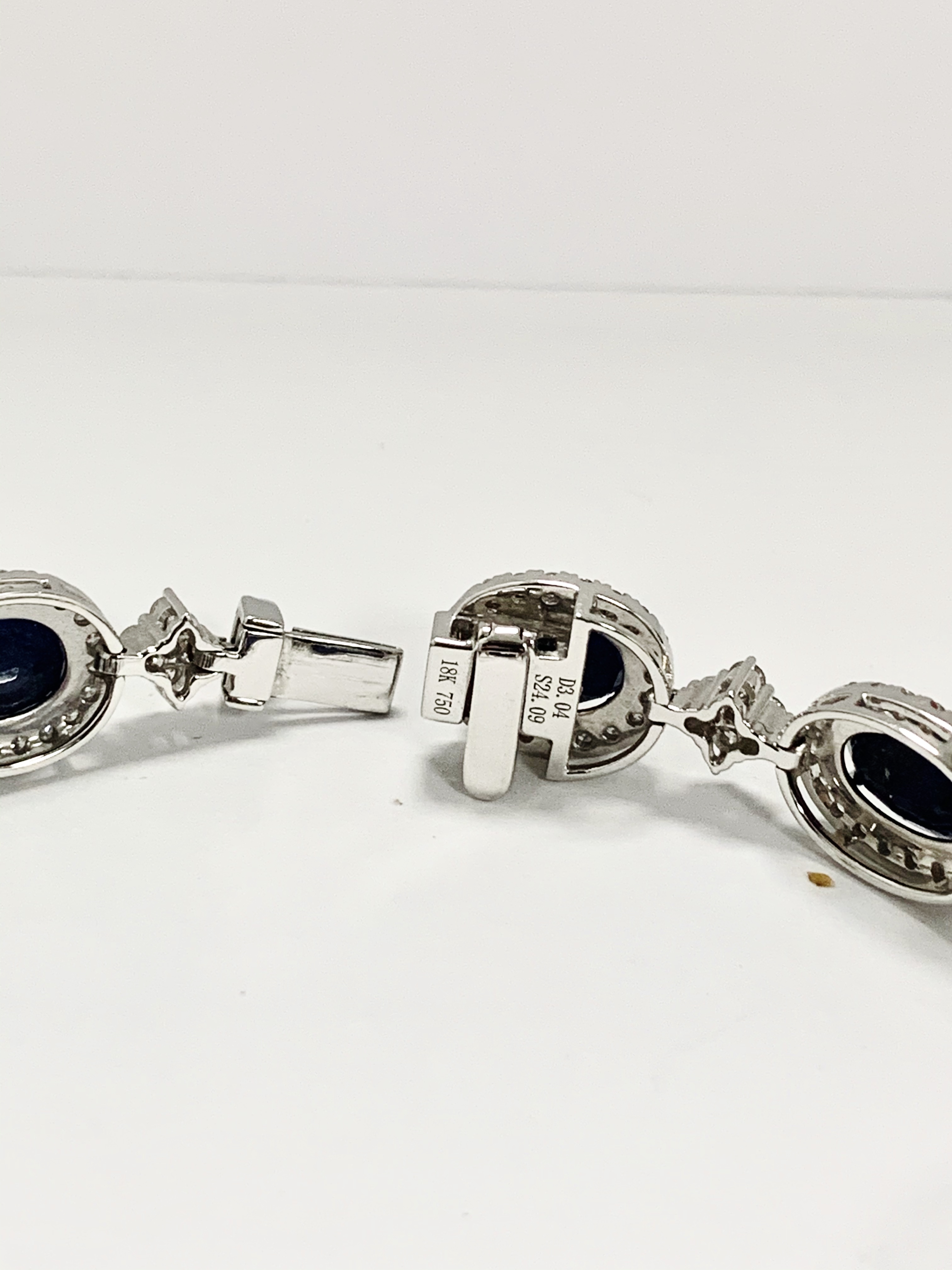 18ct White Gold Sapphire and Diamond bracelet featuring, 10 oval cut, dark blue Kashmir Sapphires (2 - Image 6 of 21