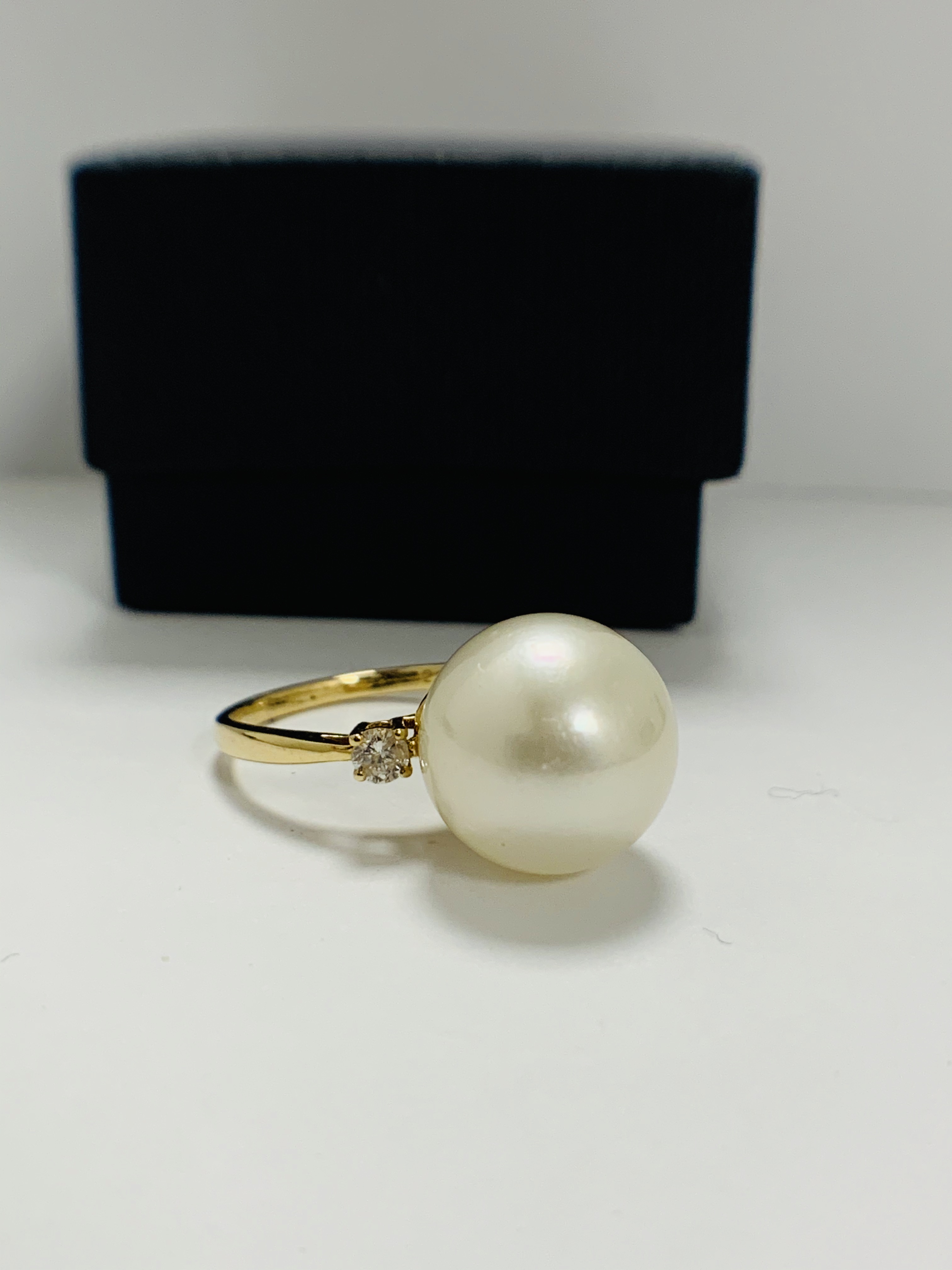 14ct Yellow Gold Pearl and Diamond ring featuring centre, South Sea Pearl, with 2 round brilliant cu - Image 7 of 9
