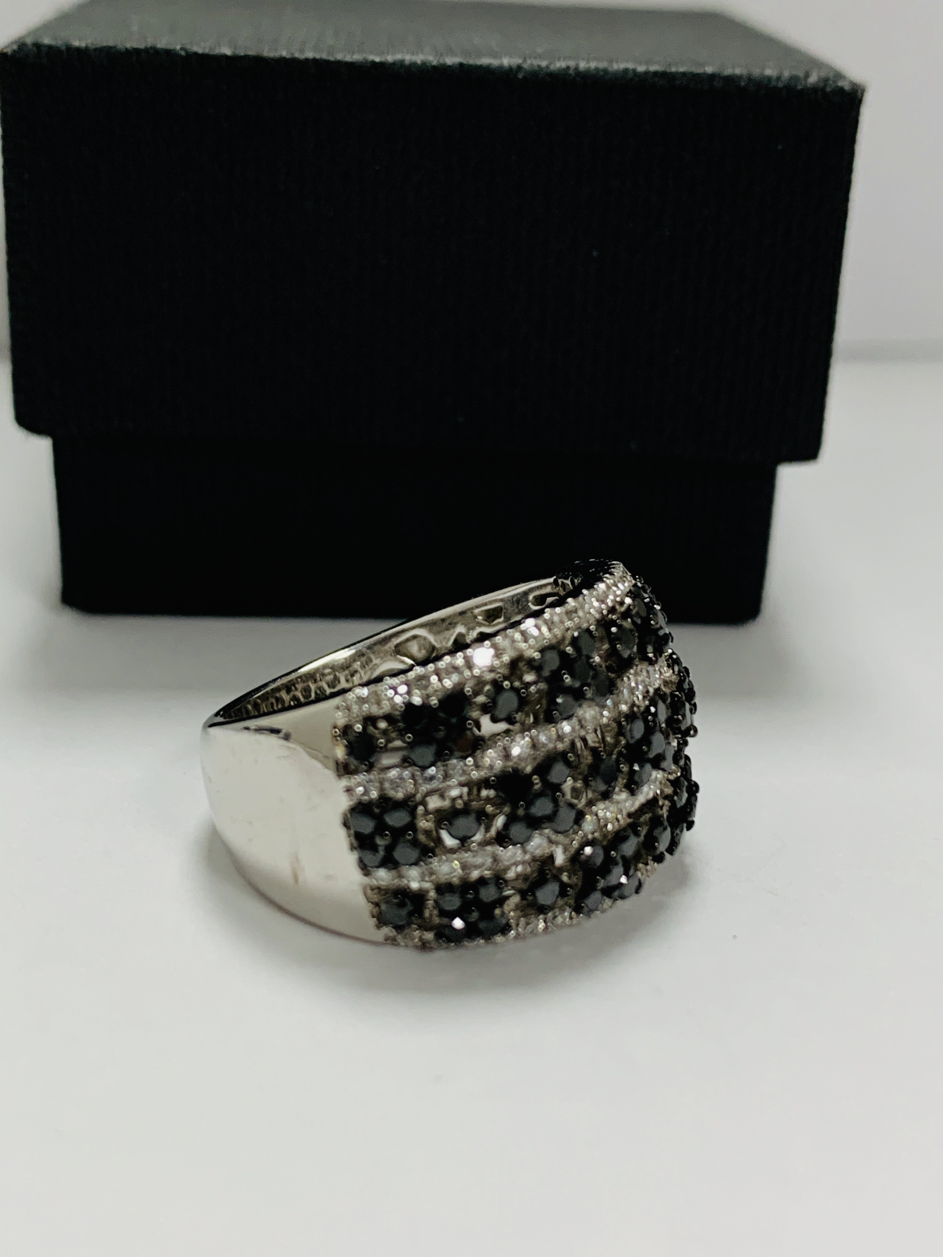 18ct White Gold Diamond ring featuring, 73 round brilliant cut, black Diamonds (1.01ct TDW), with 80 - Image 7 of 15
