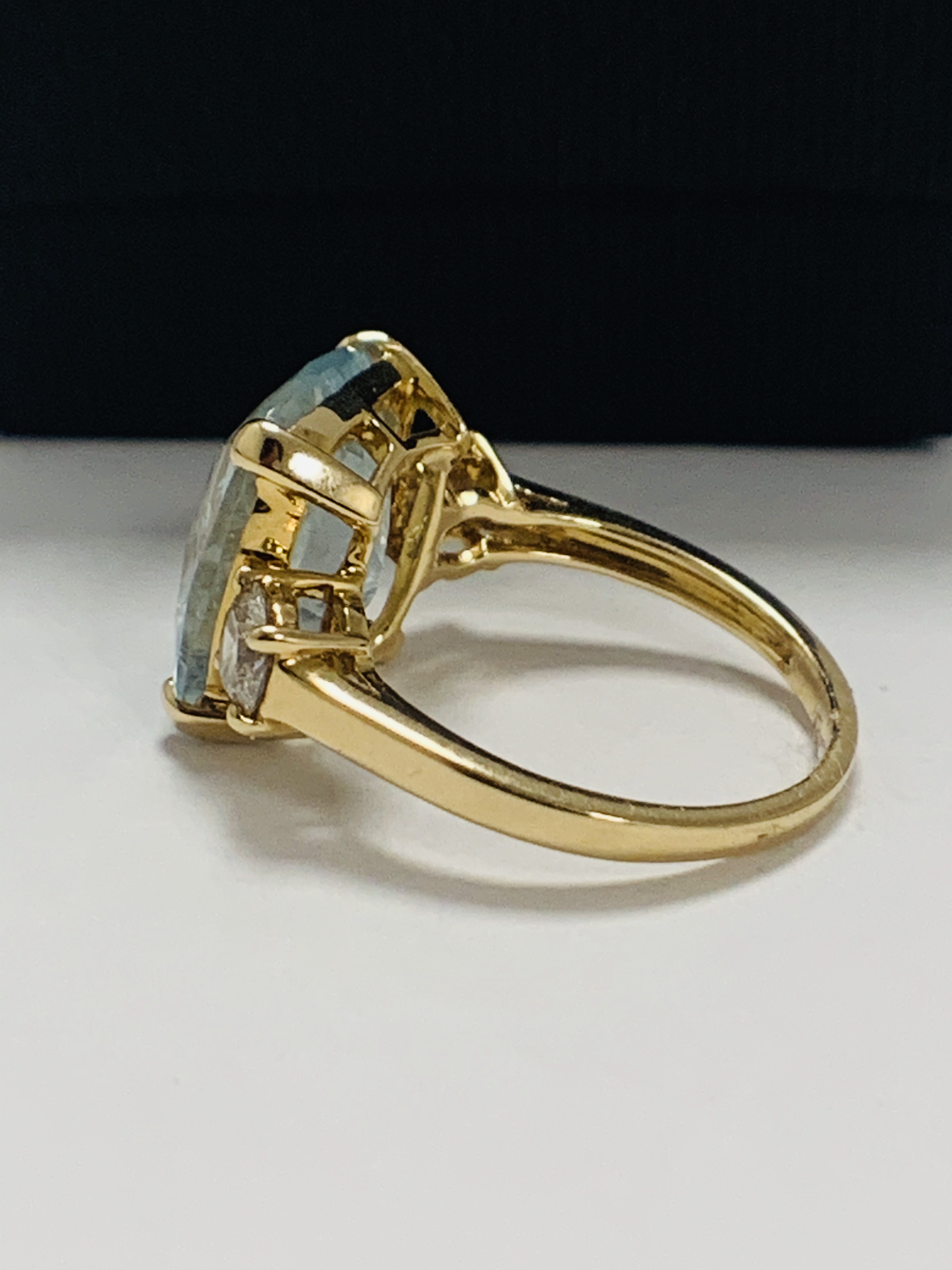 14ct Yellow Gold Aquamarine and Diamond ring featuring centre, cushion cut Aquamarine (5.25ct), claw - Image 4 of 12