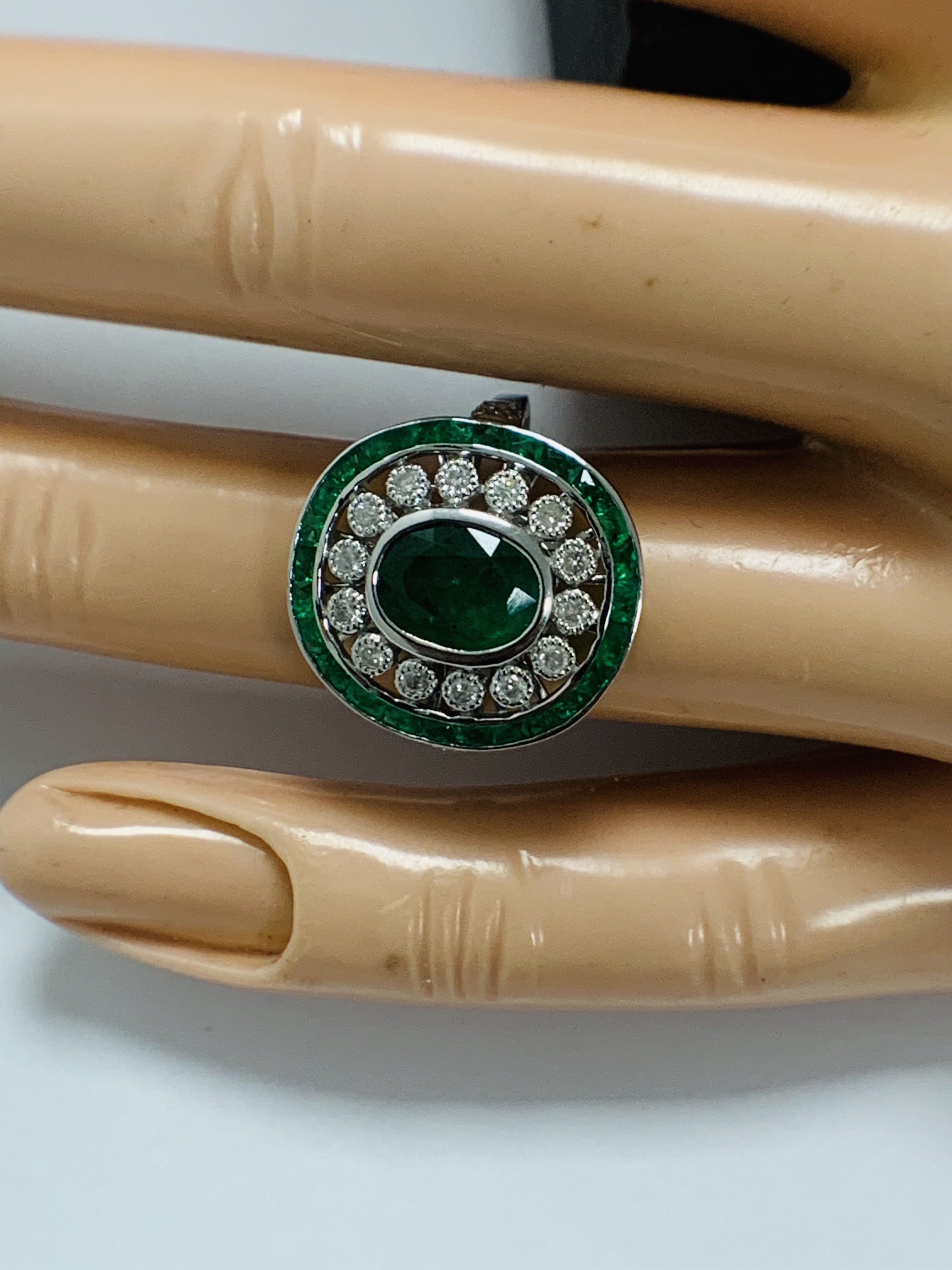 18ct White Gold Emerald and Diamond ring featuring centre, oval cut, green Emerald (2.06ct), claw se - Image 10 of 11