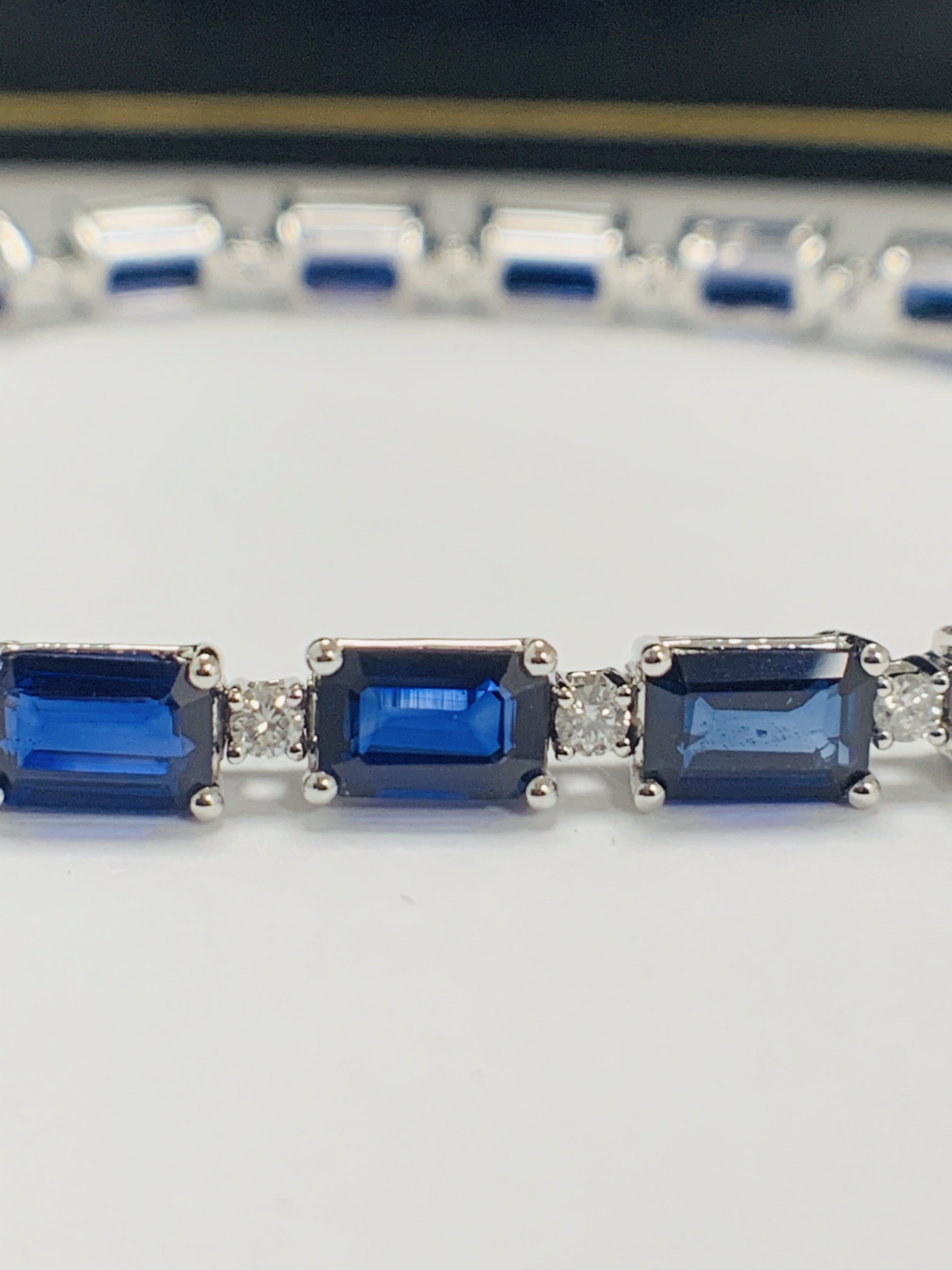 14ct Sapphire and Diamond tennis bracelet featuring, 20 oval cut, blue Sapphires (12.72ct TSW), claw - Image 5 of 16