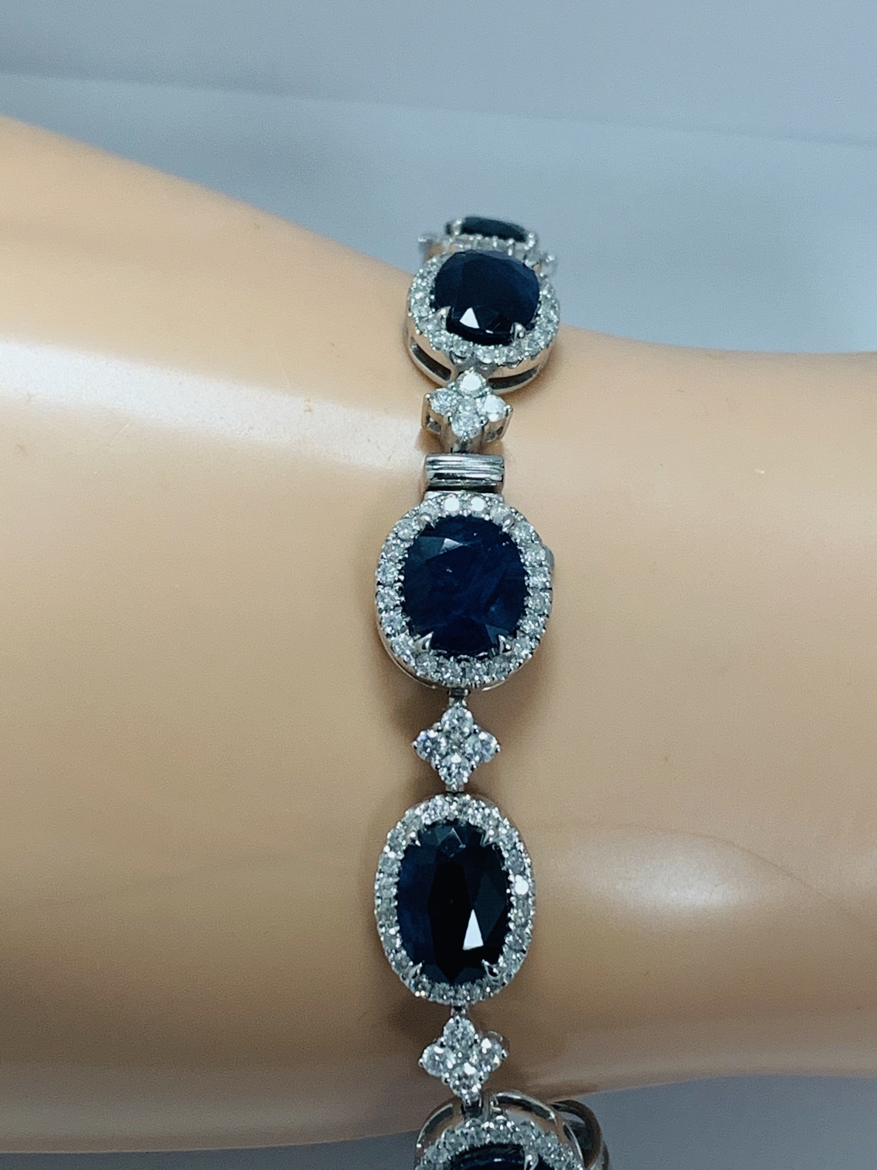 18ct White Gold Sapphire and Diamond bracelet featuring, 10 oval cut, dark blue Kashmir Sapphires (2 - Image 12 of 21