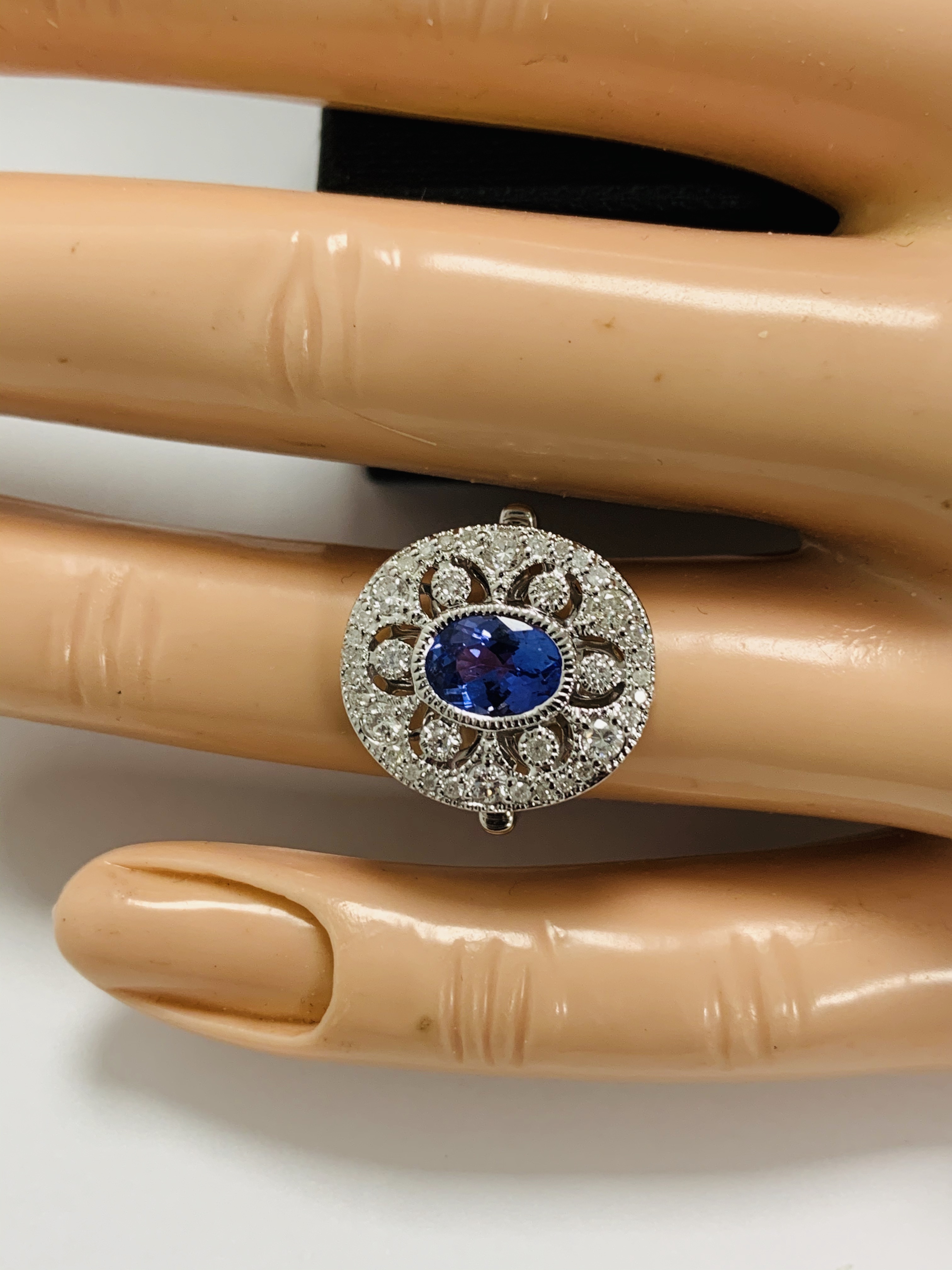 18ct White Gold Tanzanite and Diamond ring - Image 11 of 12