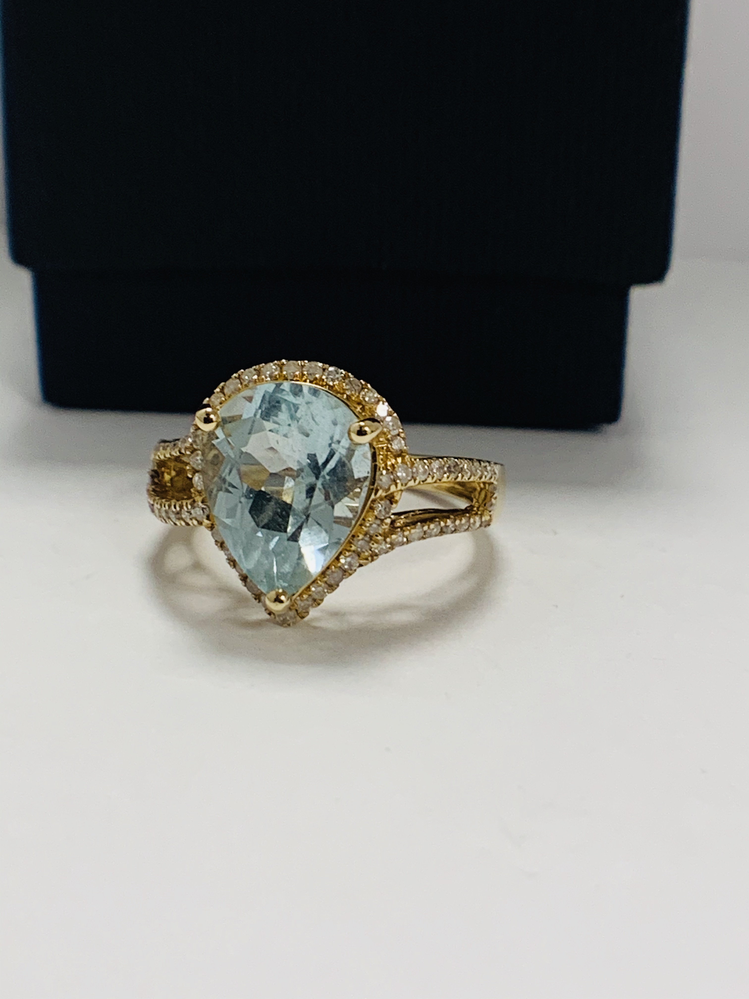 14ct Yellow Gold Aquamarine and Diamond ring featuring centre, pear cut Aquamarine (4.75ct), claw se - Image 5 of 10