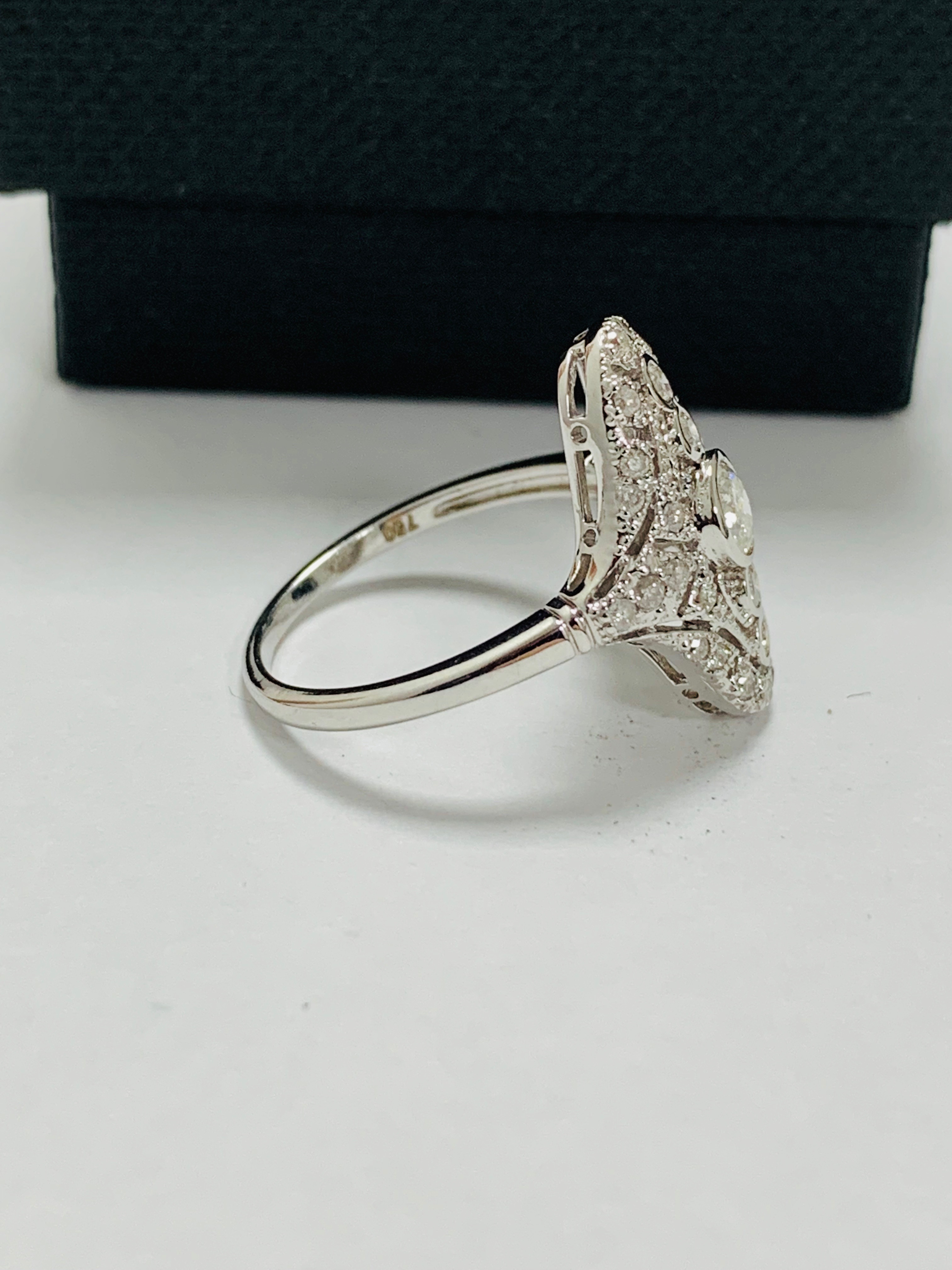 18ct white gold diamond ring. - Image 7 of 11
