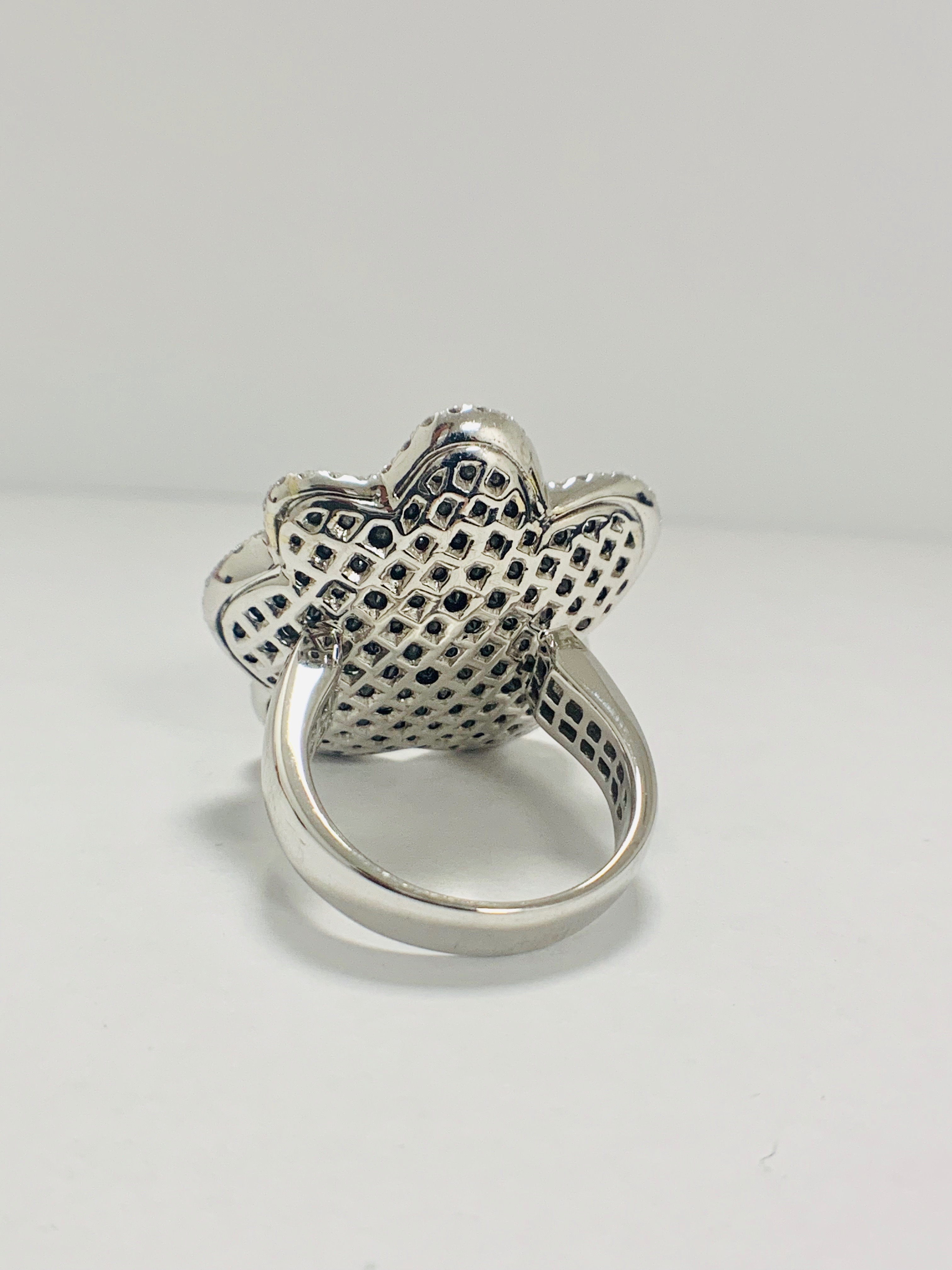 18ct White Gold Diamond flower design ring featuring 123 round cut, black Diamonds (2.25ct TBDW) - Image 4 of 13