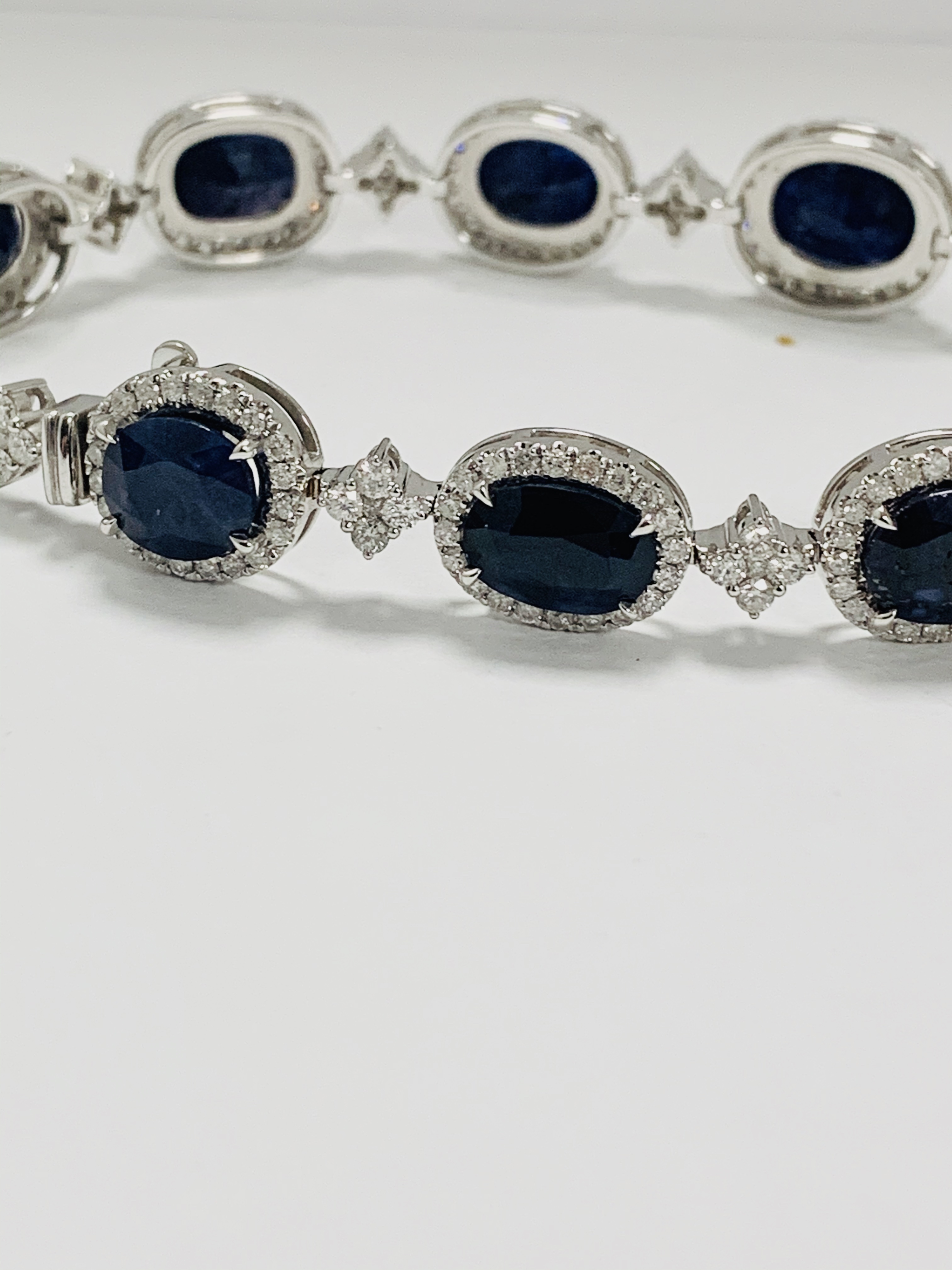 18ct White Gold Sapphire and Diamond bracelet featuring, 10 oval cut, dark blue Kashmir Sapphires (2 - Image 8 of 21