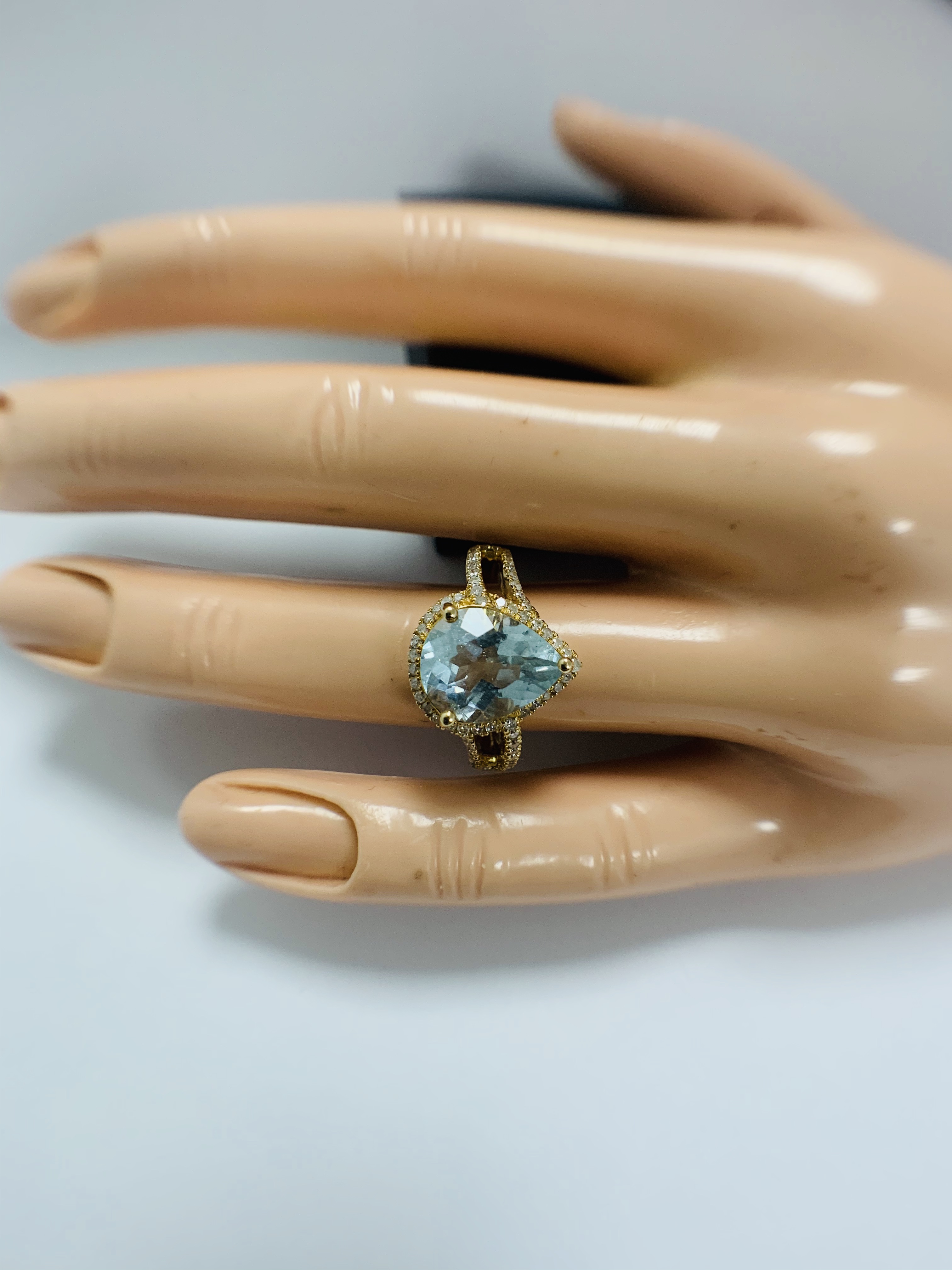 14ct Yellow Gold Aquamarine and Diamond ring featuring centre, pear cut Aquamarine (4.75ct), claw se - Image 8 of 10