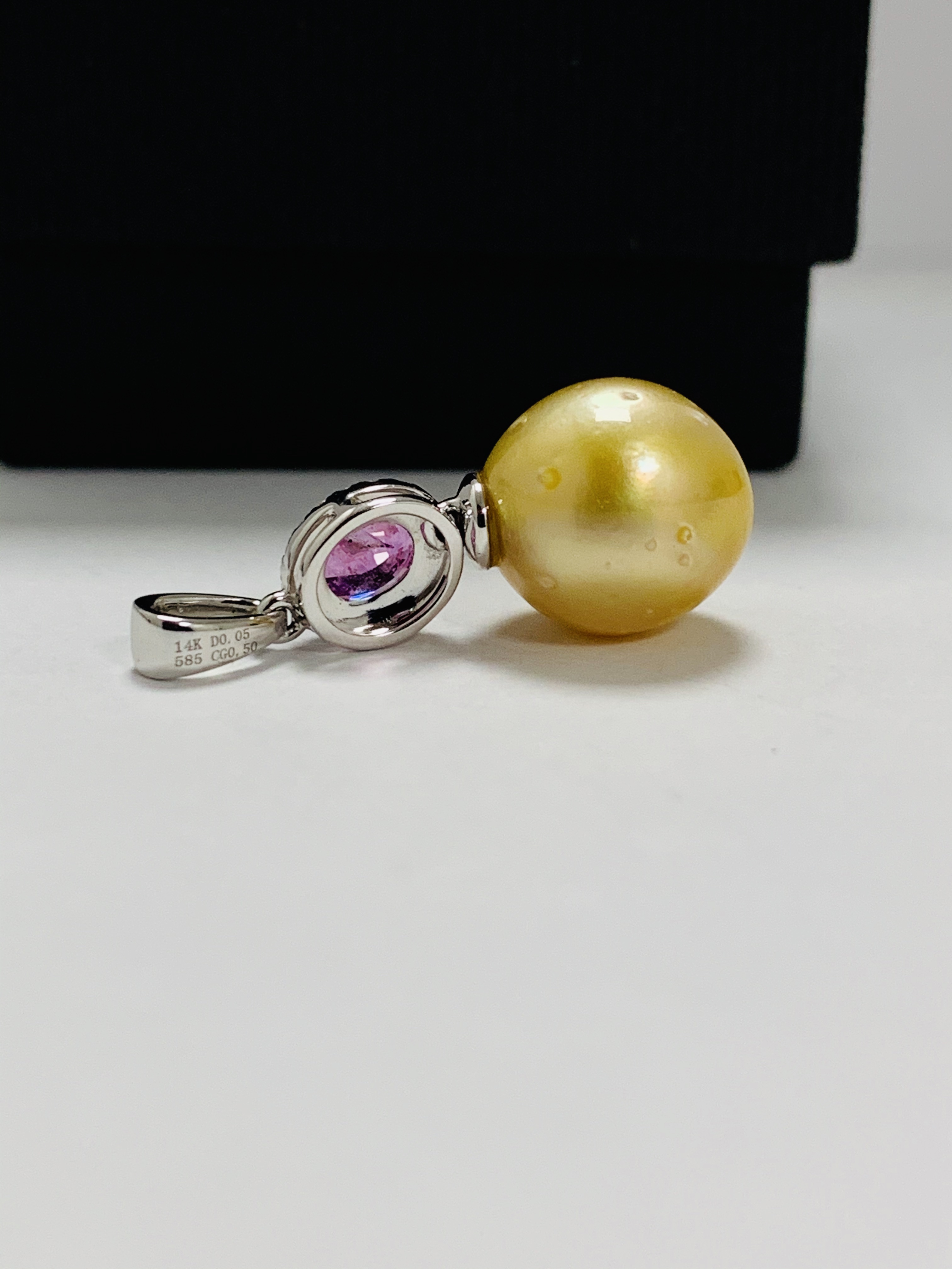 14ct White Gold Pearl and Sapphire pendant featuring, Cultured Tahitian Pearl, with oval cut, pink N - Image 4 of 7