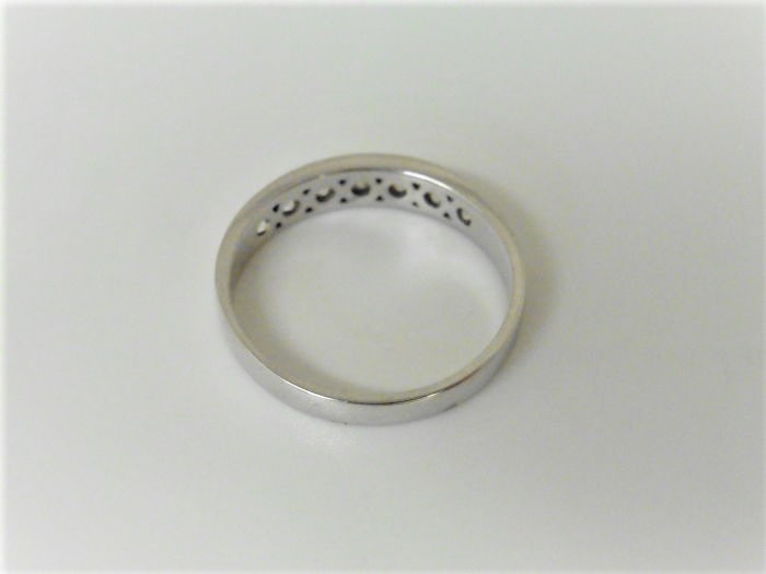 0.70Ct Diamond Band Ring Set With 7 Brilliant Cut Diamonds In A Channel Setting. - Image 6 of 7