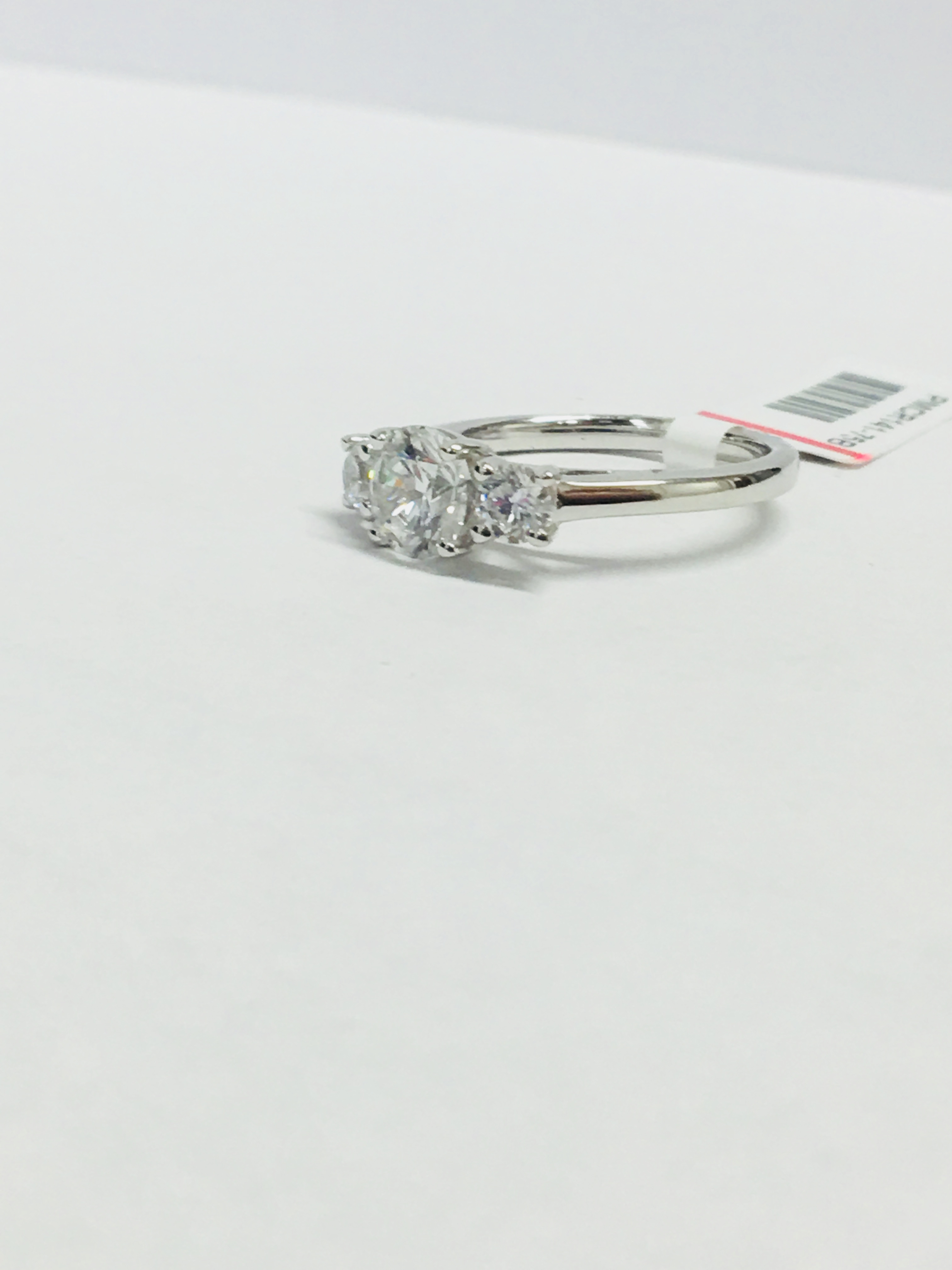 1.00Ct Diamond Trilogy Ring. - Image 5 of 6