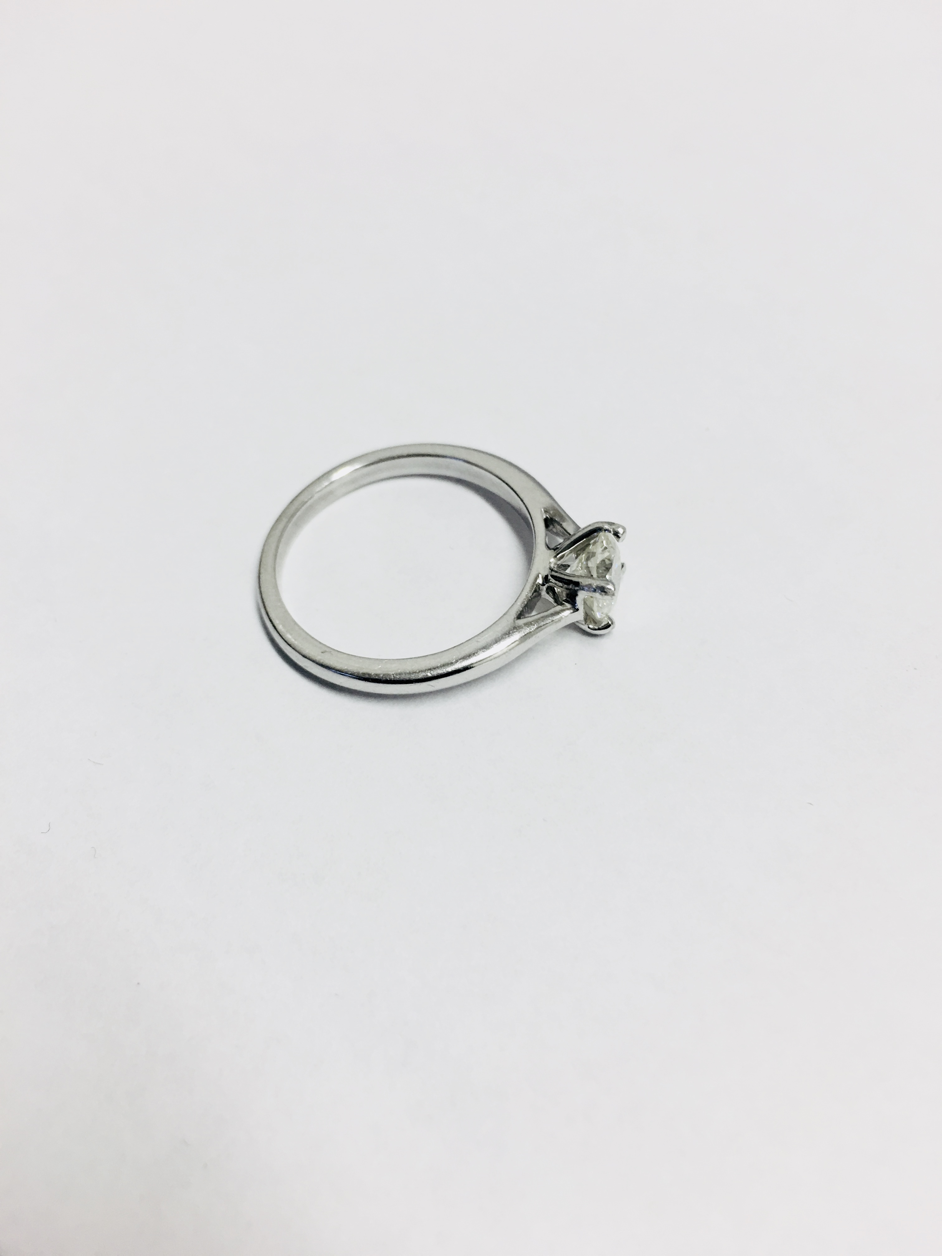 1ct Brilliant cut diamond ring set in platinum - Image 3 of 3