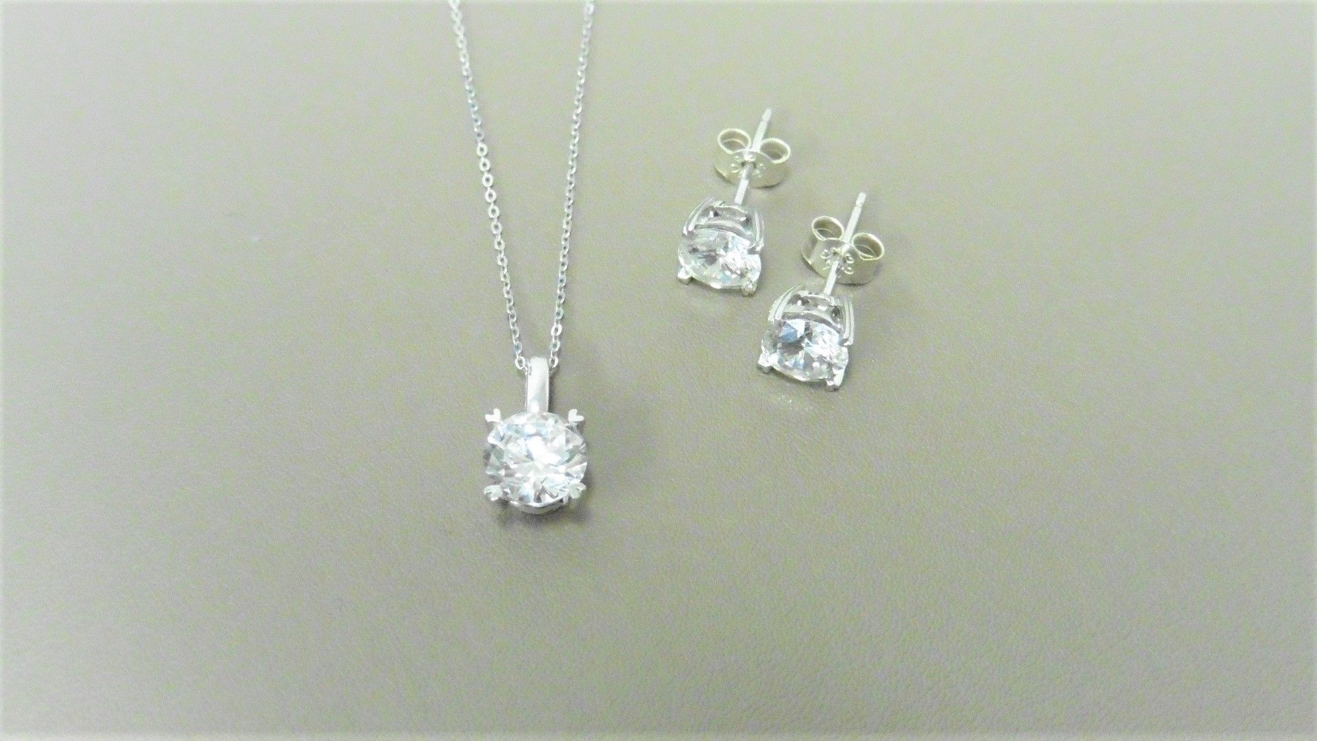 0.30Ct / 0.50Ct Diamond Pendant And Earring Set In Platinum.