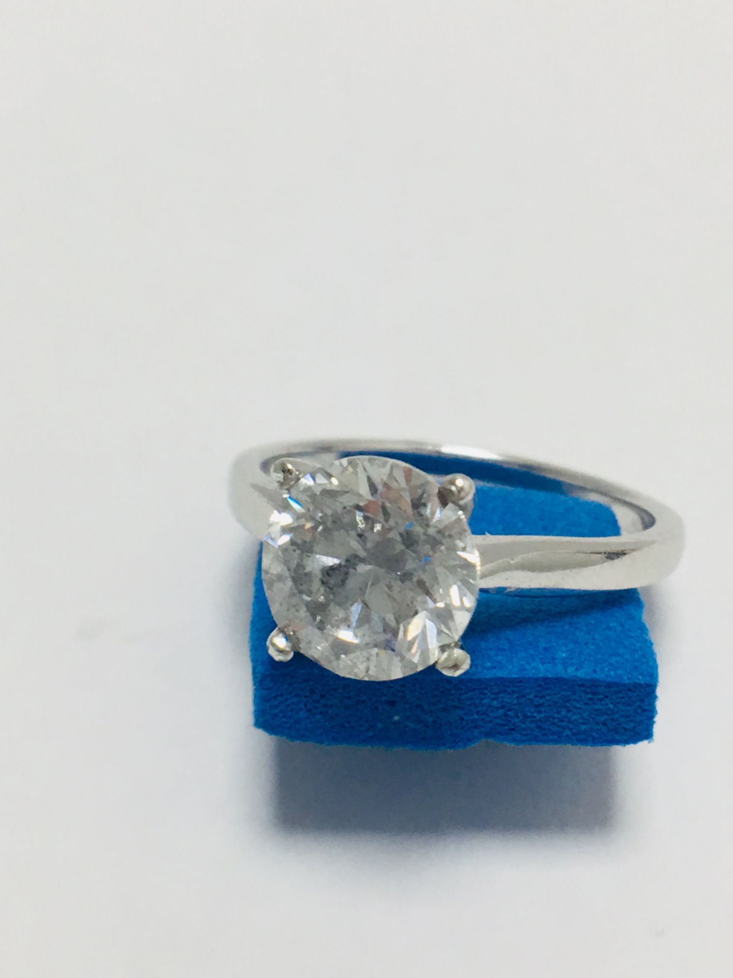 1.60ct round Brilliant cut diamond solitaire ring - Image 2 of 4
