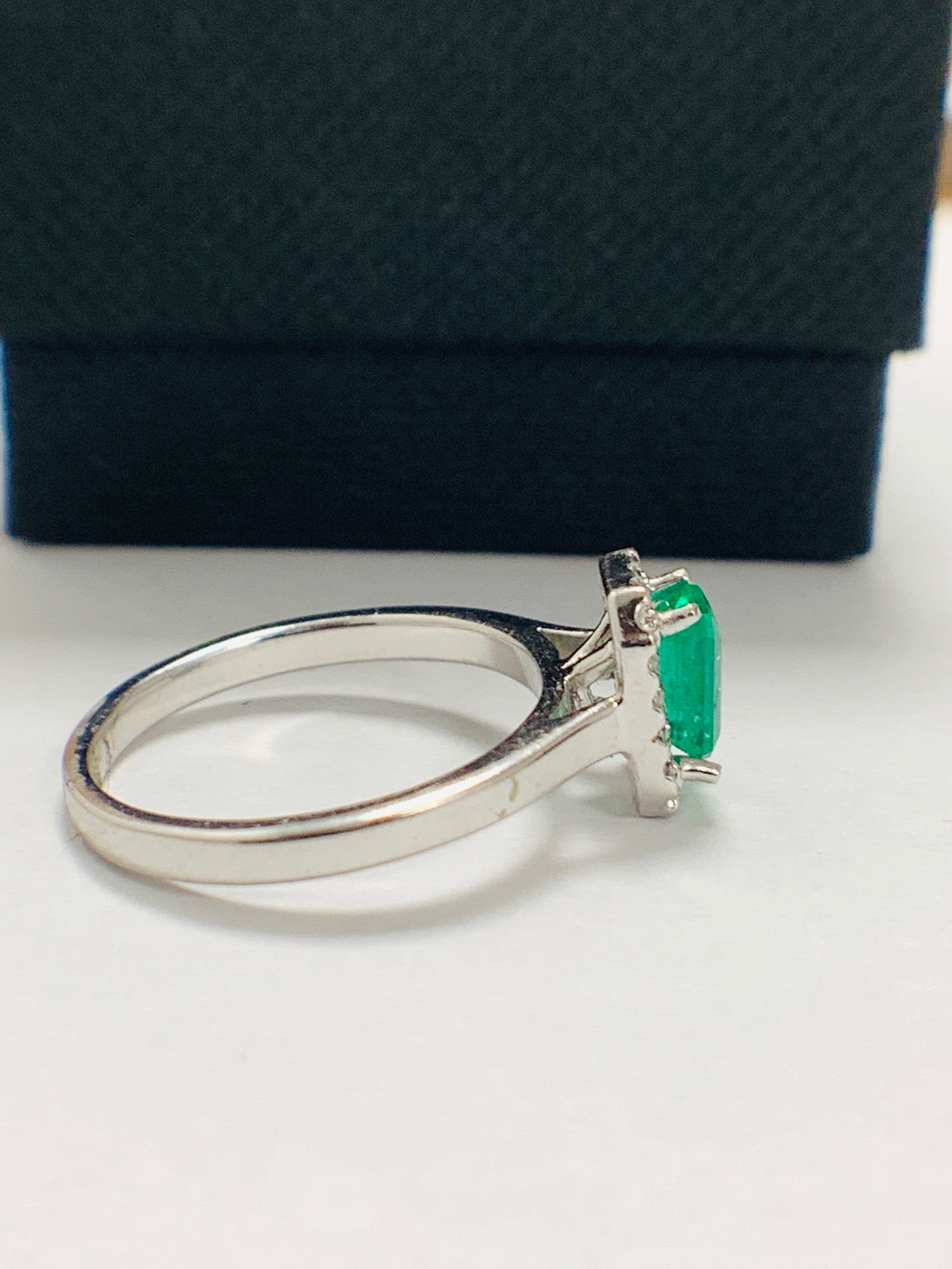 Emerald And Diamond Ring. - Image 5 of 8