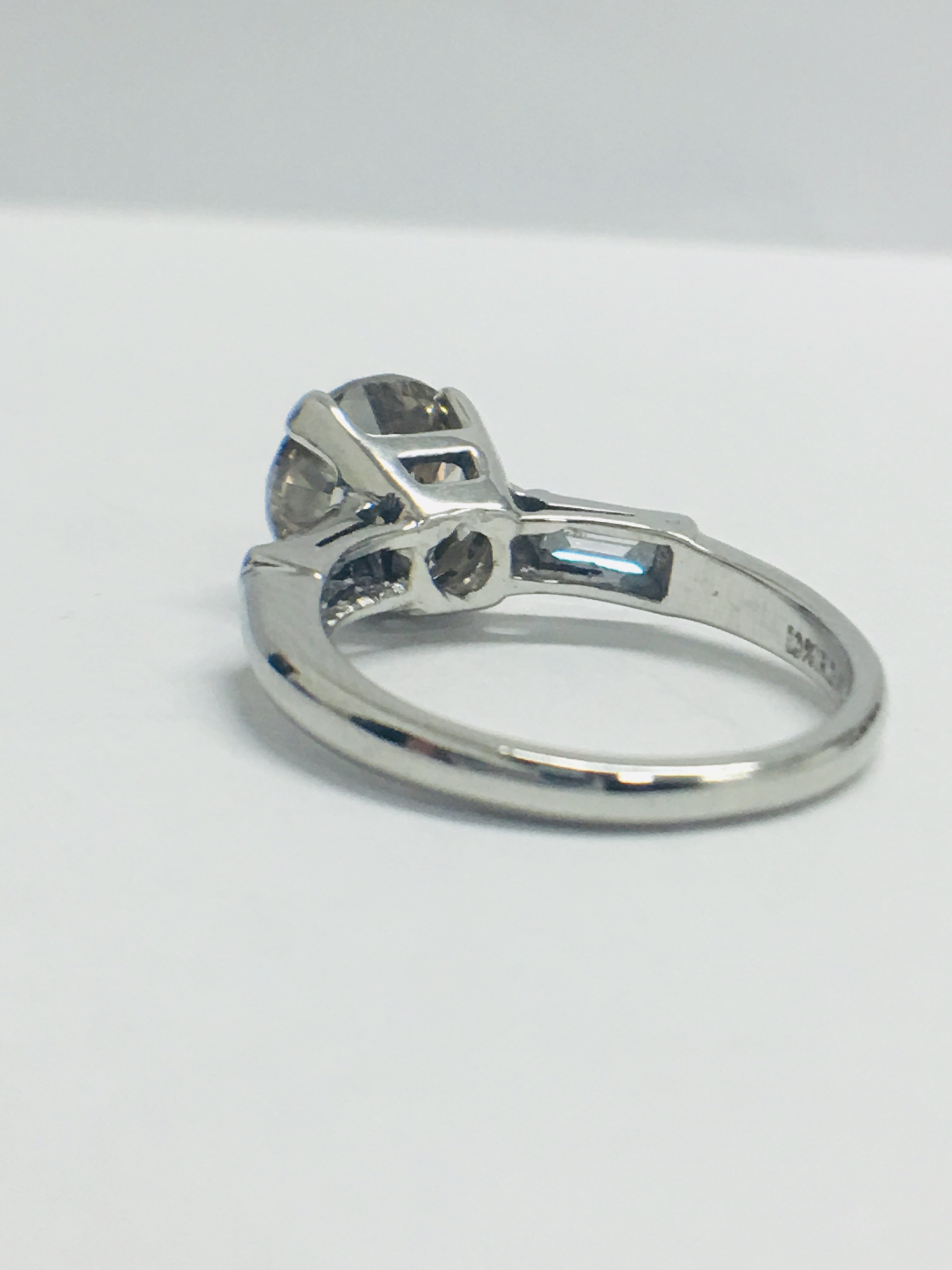 PLATINUM DIAMOND RING - Image 5 of 9